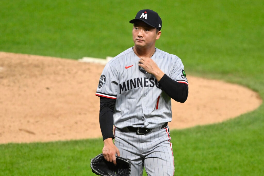 Twins reliever Woo-Suk Go elects free agency after clearing waivers