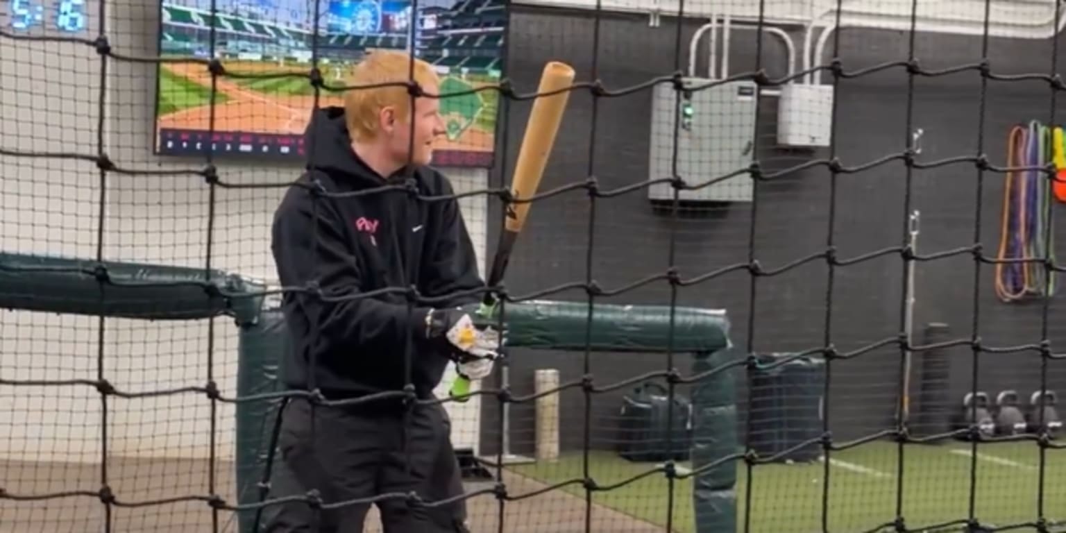 Ed Sheeran joins Julio Rodríguez at the Mariners batting cages, turning pregame routine into a pop-culture moment