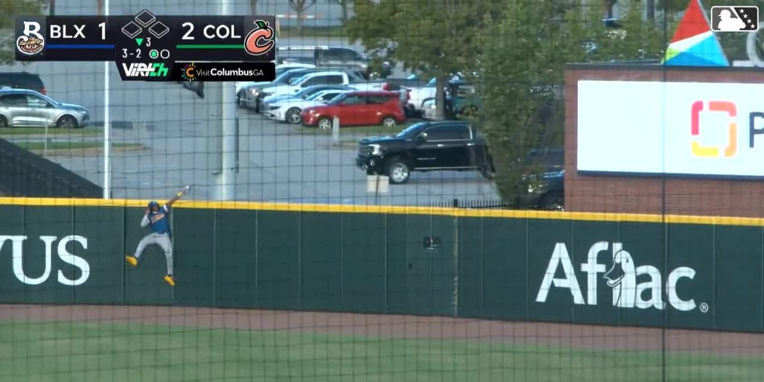 Brewers Double-A prospect Mark Coley II makes a center-field “home run robbery” catch in Biloxi