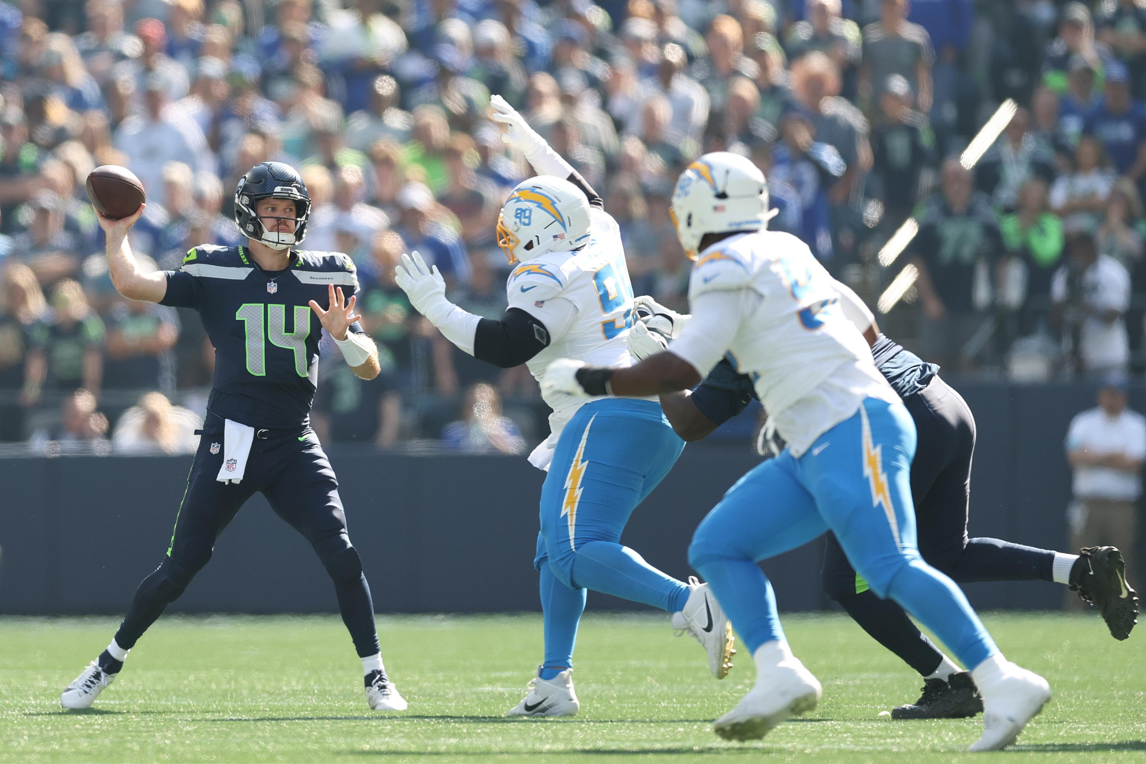 Seahawks’ third-down struggles put Geno Smith and the offense on a defensive clock