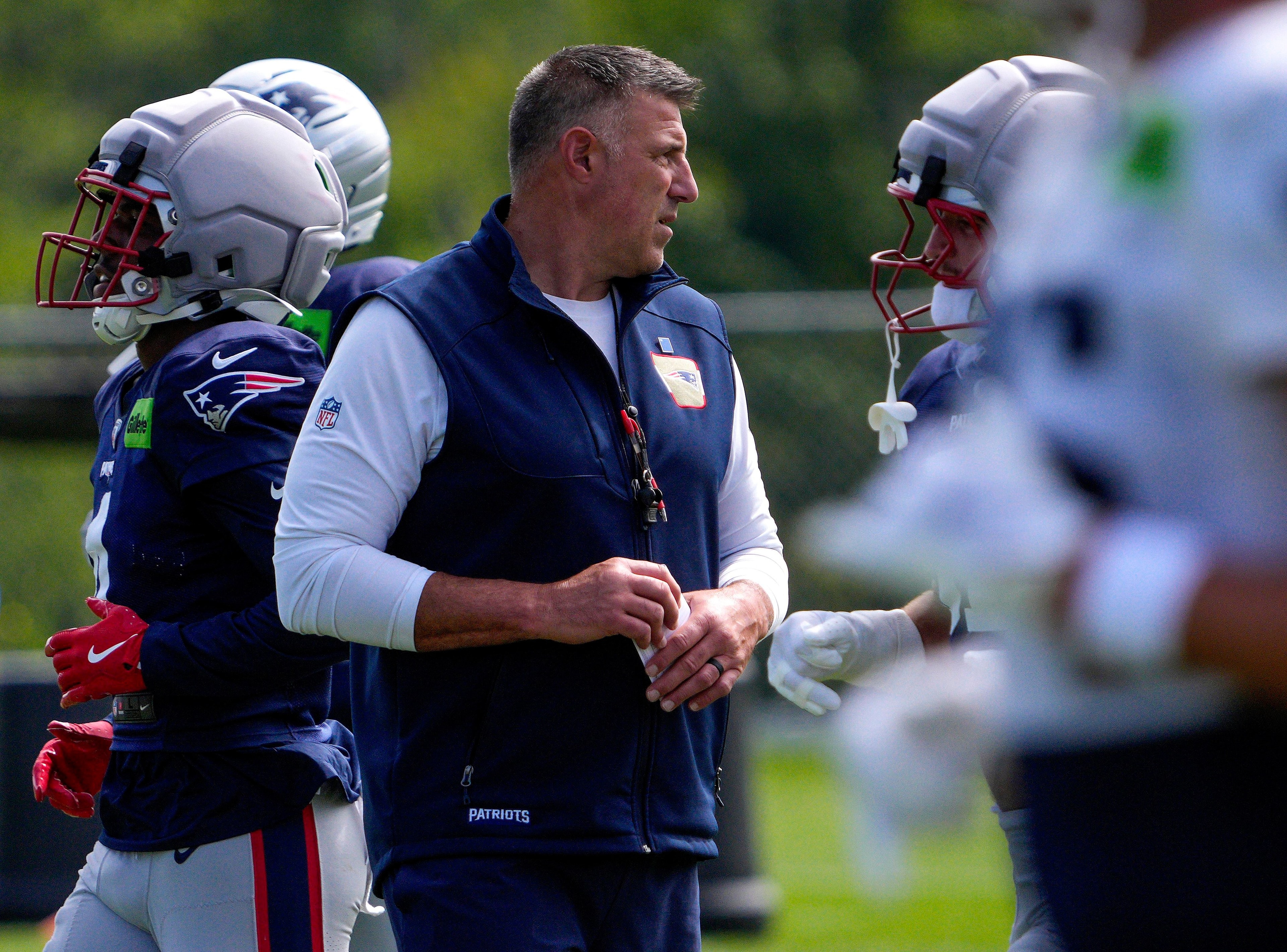 Mike Vrabel turns up the pressure on Patriots defense during Eagles joint practice