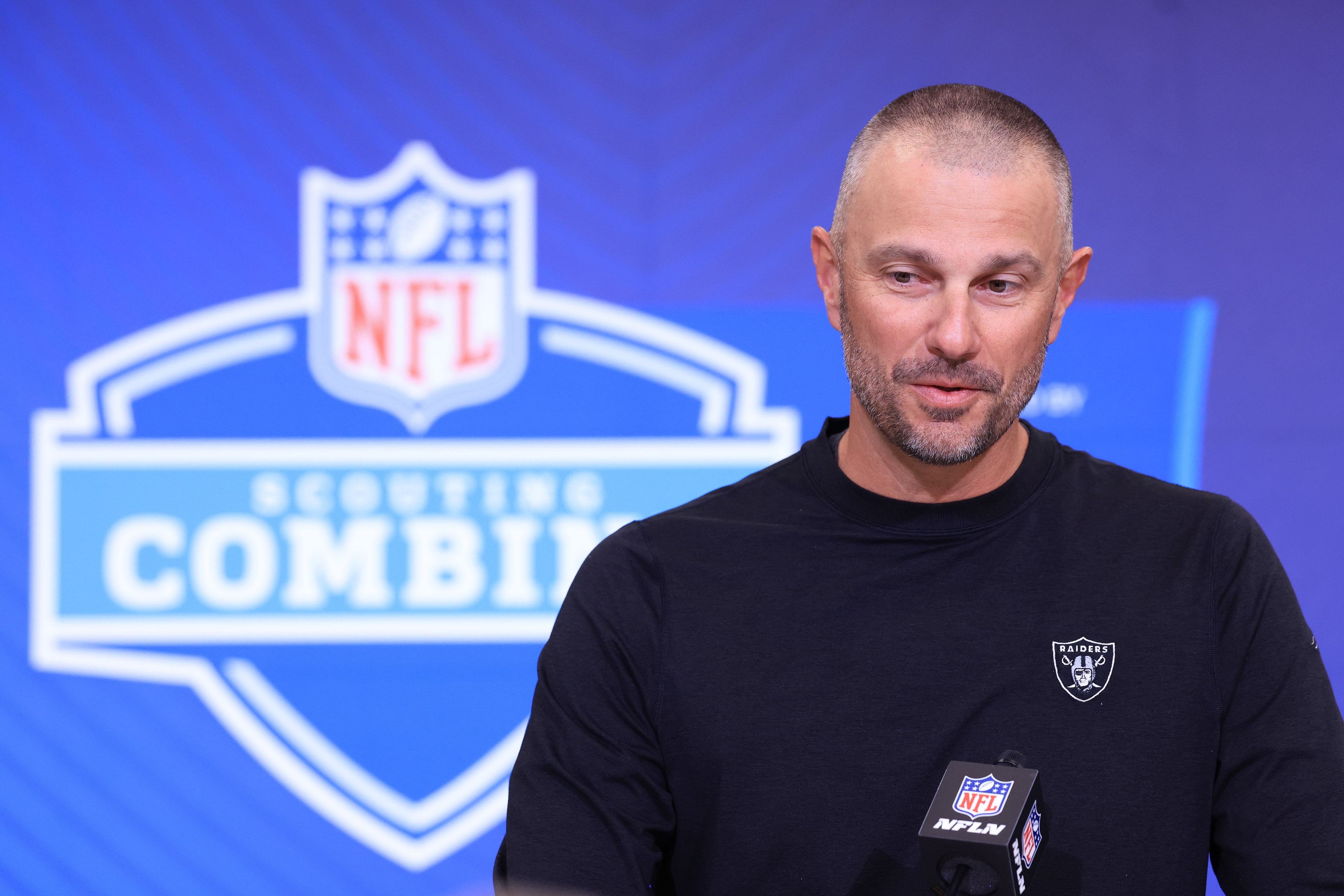 Raiders set initial 53-man roster, keeping three quarterbacks for the regular season