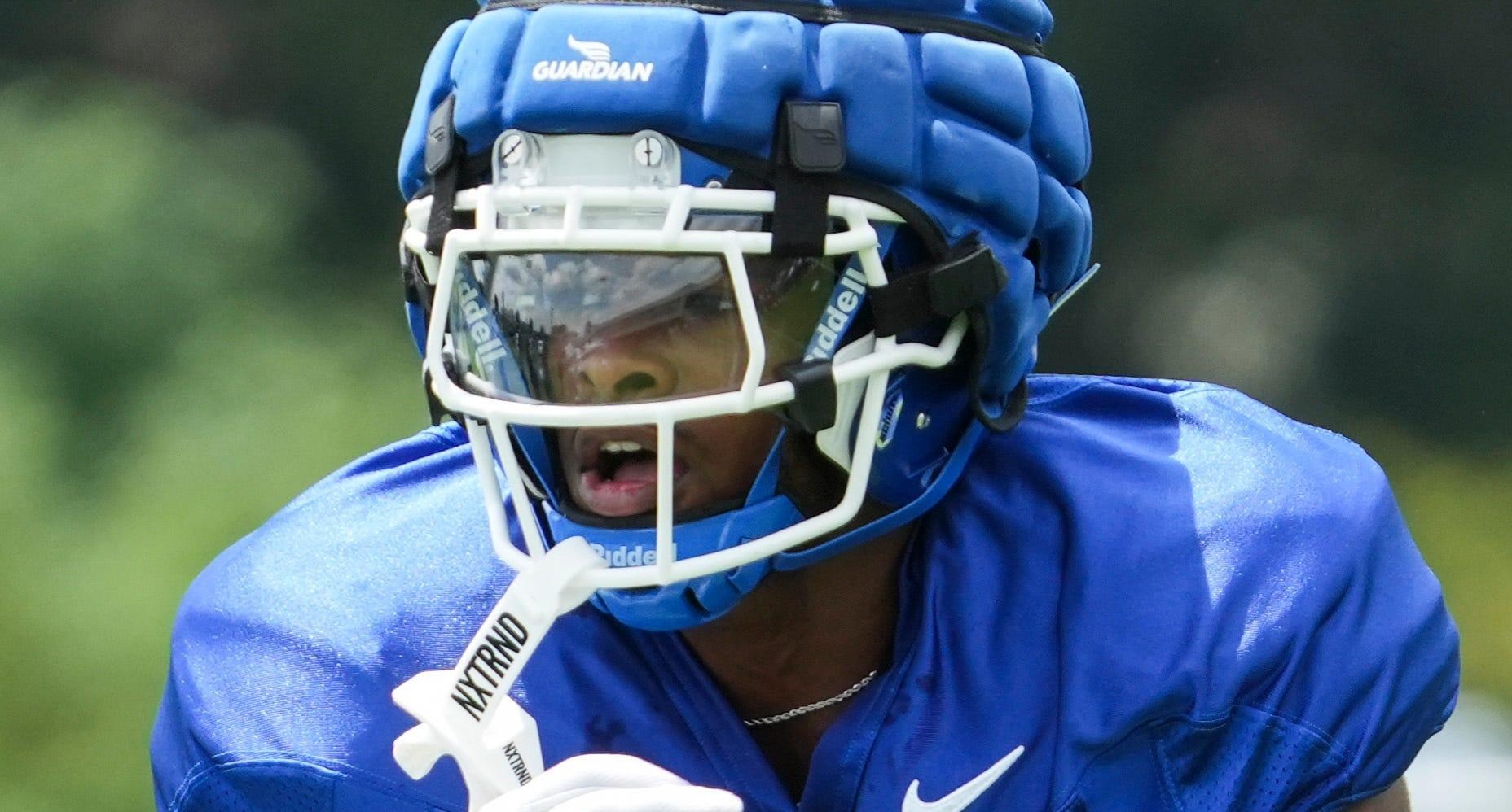 Former Kentucky and Toledo running back Chip Trayanum carted off with neck injury during Jets-Giants game