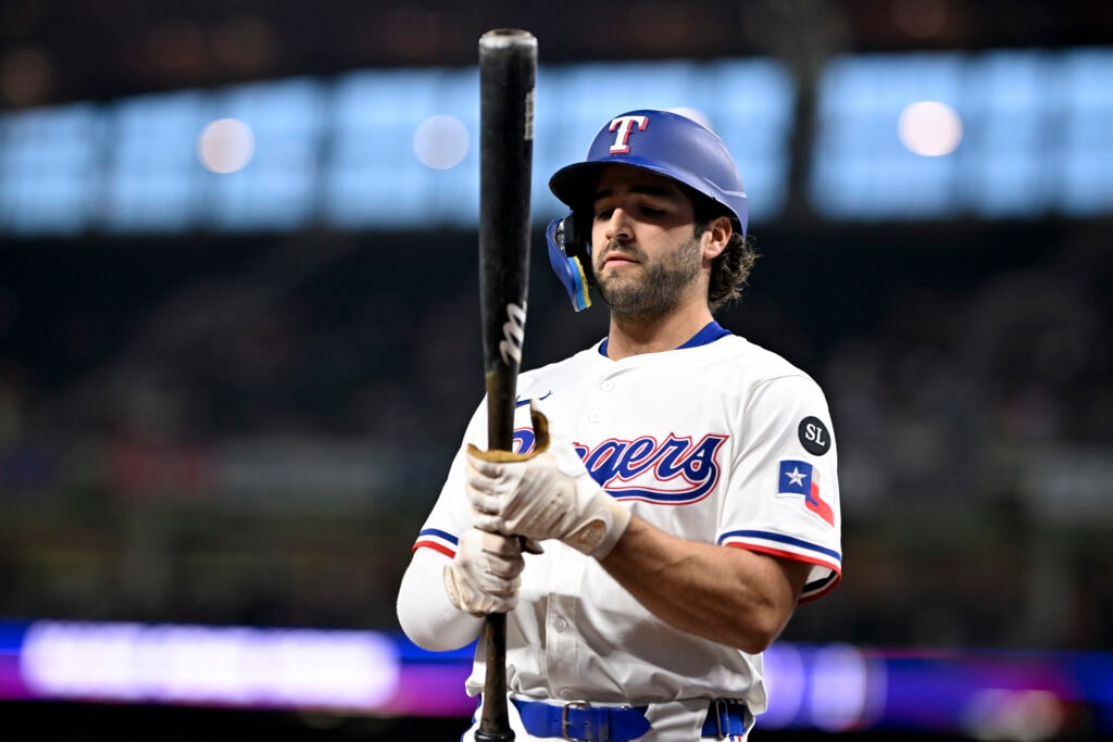 Rangers and Blue Jays agree to swap Josh Smith for Adam Macko in a 40-man bullpen and infield shuffle