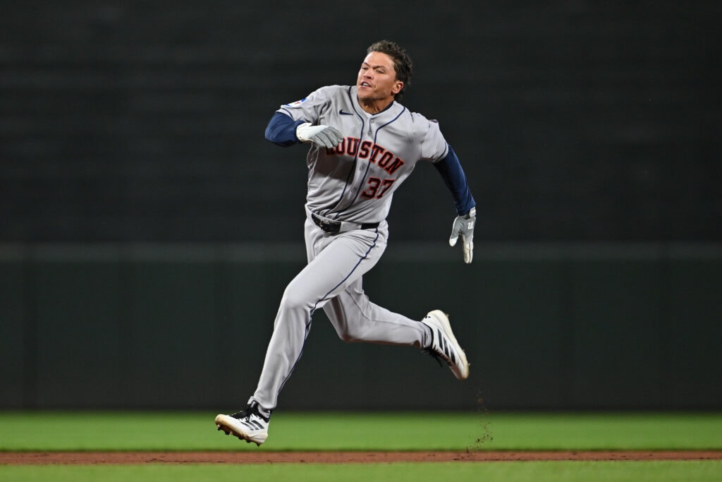 Padres add Dustin Harris by selecting his contract, shifting a pair of roster spots