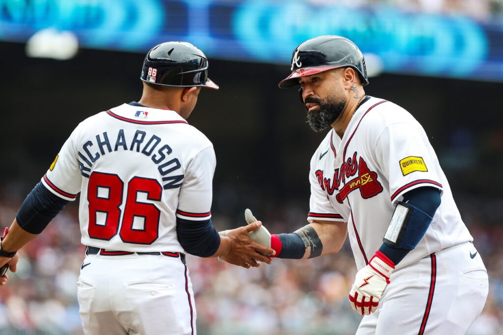 Braves outright Sandy Leon to Triple-A after Joey Bart trade reshapes catching depth