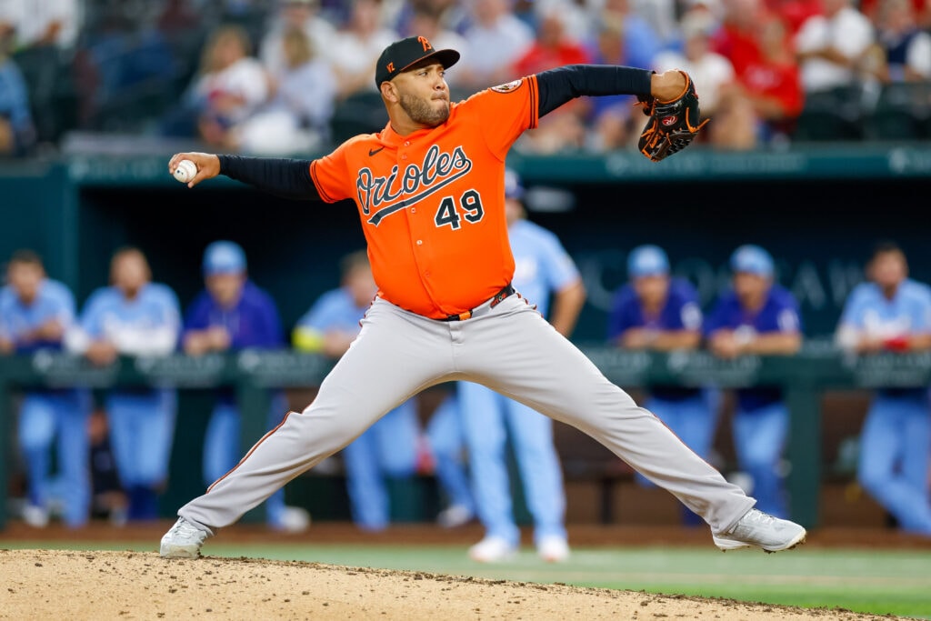 Orioles bring back veteran righty Albert Suárez on a minor league deal