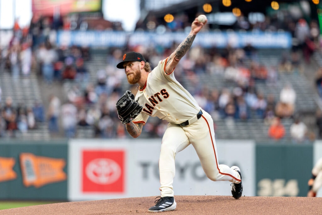 Giants lefty Carson Whisenhunt exits with left elbow pain, MRI scheduled to clarify status