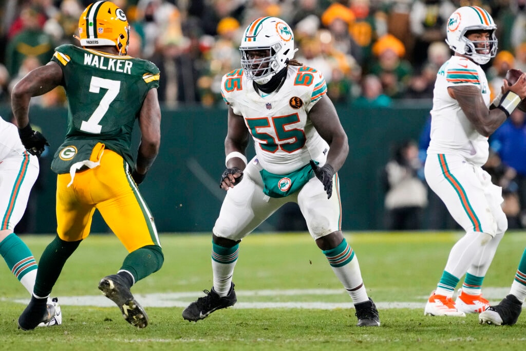 Dolphins agree to extension for center Aaron Brewer after breakout interior run