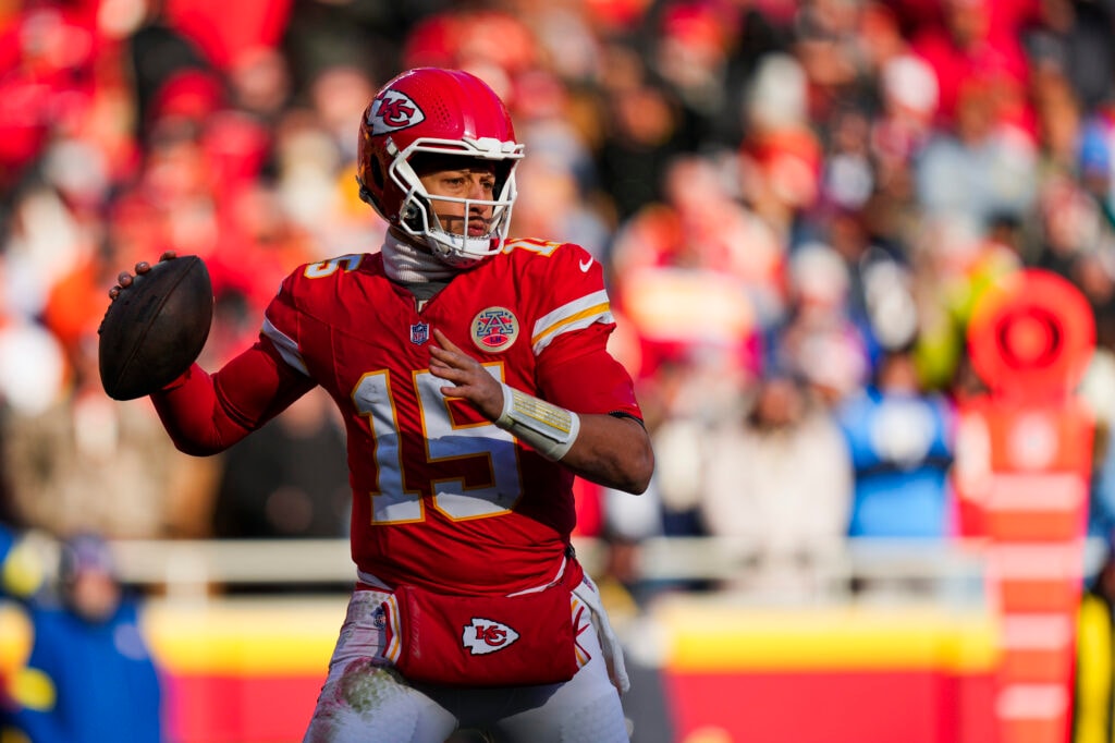Patrick Mahomes hits return milestones, while Garrett Nussmeier and Justin Fields compete for Kansas City’s QB2 role