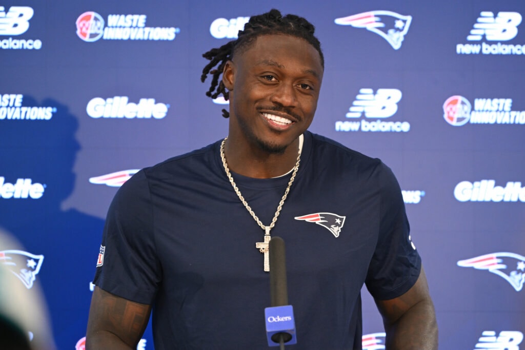 Patriots’ A.J. Brown pursuit had momentum before the trade, report says