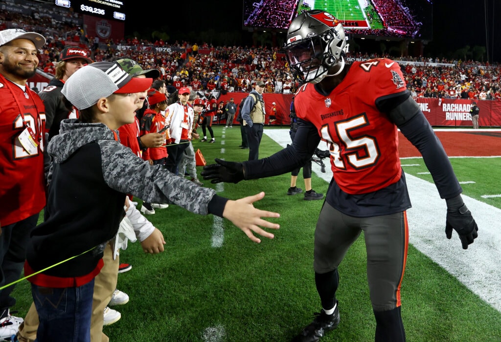 Deion Jones agreed to one-year Saints deal, completing a four-team NFC South tour