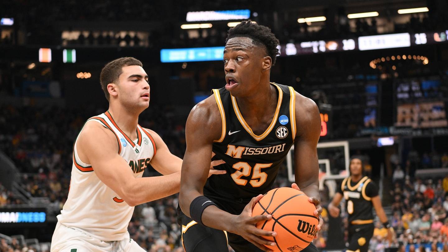 Mark Mitchell’s arrival gives Kentucky a physical frontcourt piece it lacked all offseason, Busting Brackets reports