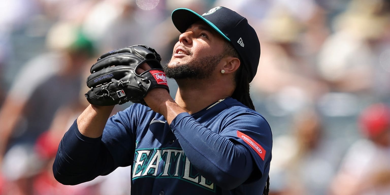 Mariners bid farewell to Luis Castillo, welcome Seranthony Domínguez for bullpen boost