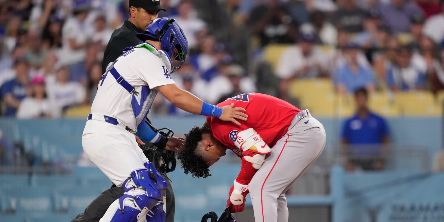Willson Contreras leaves Dodgers game after being hit on the helmet