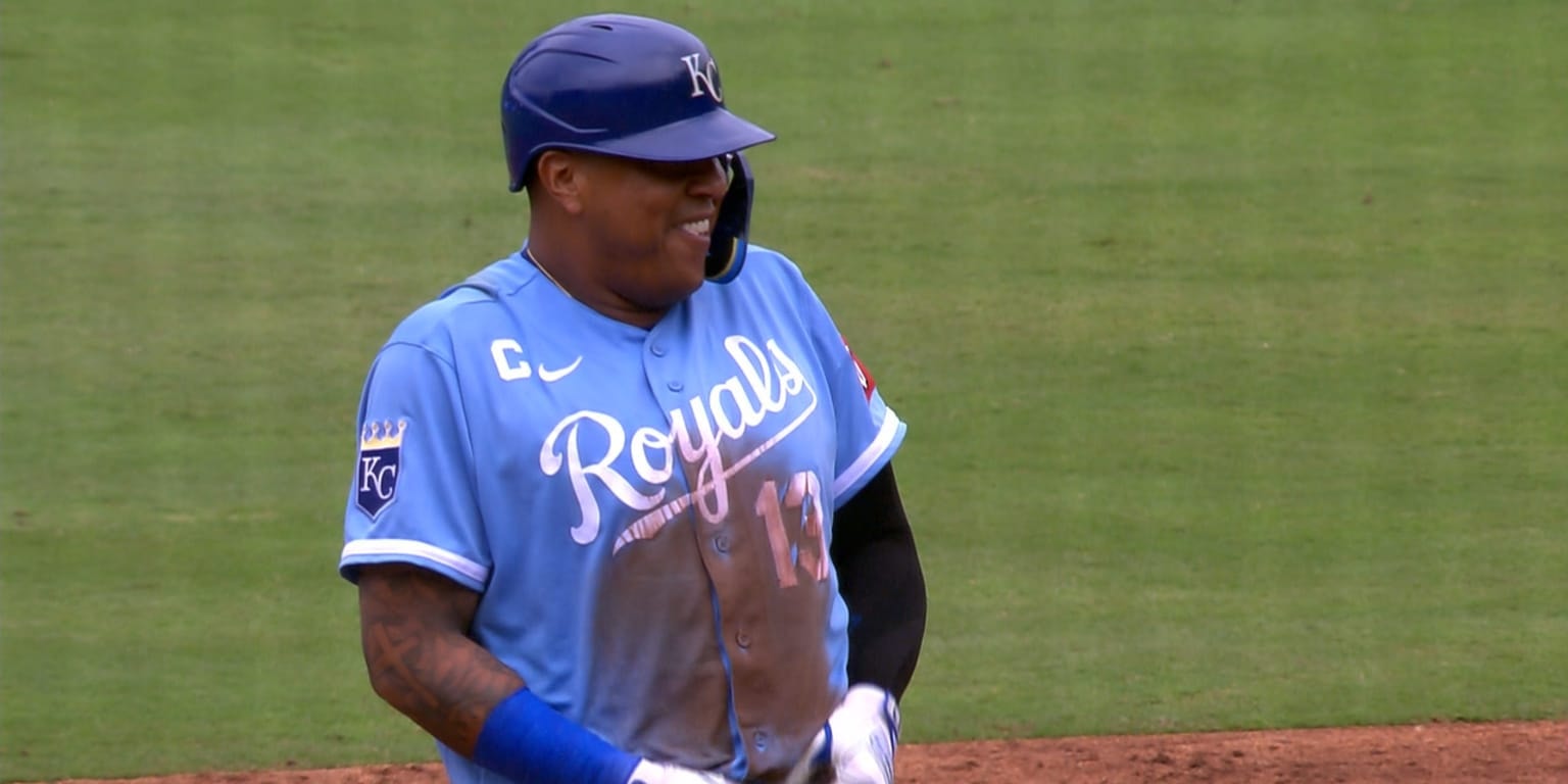 Salvador Perez’s unlikely steal turns heads, and helps Kansas City’s rally