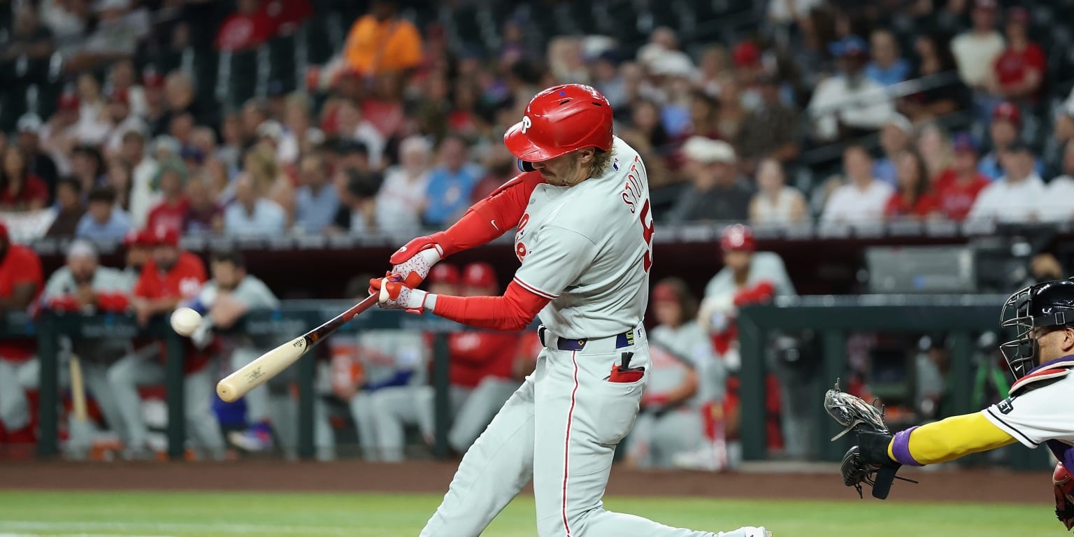 Phillies ride a fast August to close the month strong with 2-1 win over the D-backs