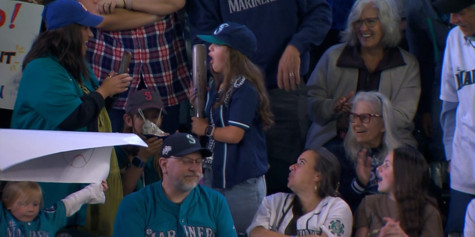 Julio Rodríguez turns a walk-off moment into a lasting keepsake for a young Mariners fan