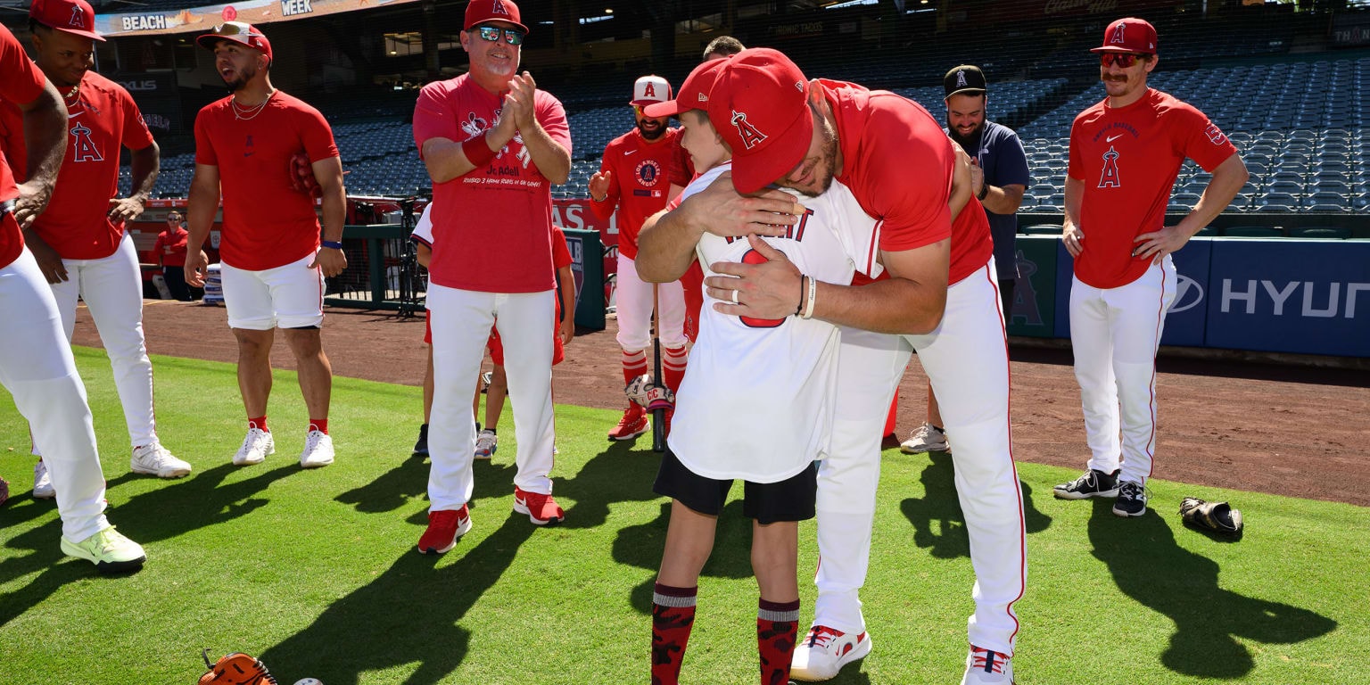 Mike Trout meets 11-year-old fan Jensen Vaught in Make-A-Wish stop at Angels game