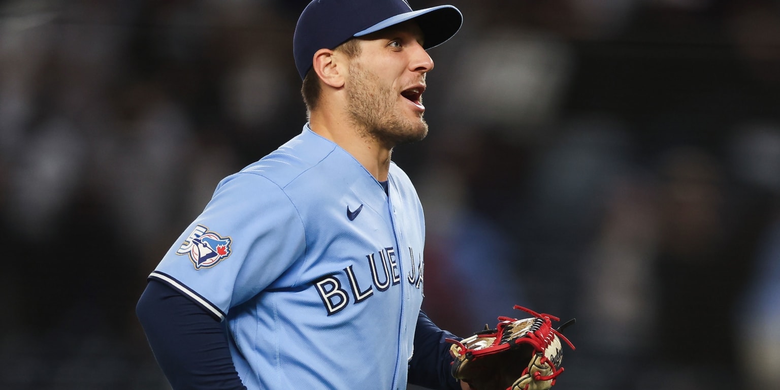 Astros pursue outfield upgrade, reportedly trading for Blue Jays Gold Glove winner Daulton Varsho