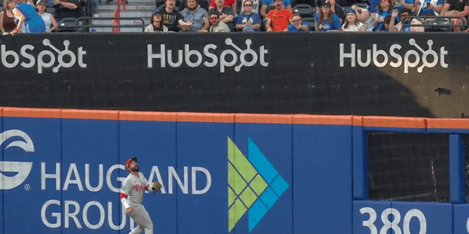 Derek Hill robs Juan Soto with a jaw-dropping catch, sparking Phillies’ dugout reaction