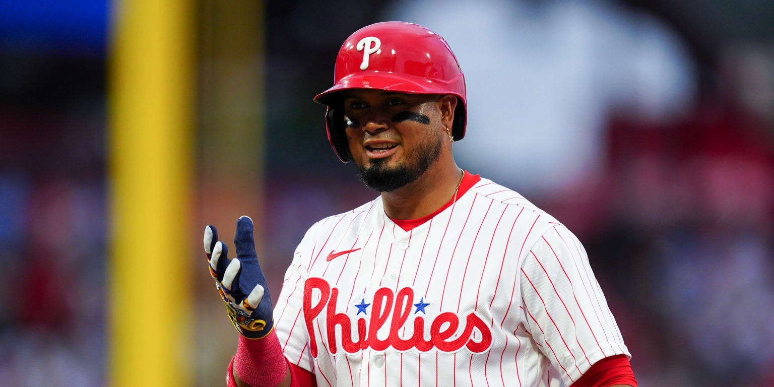 Luis Arraez leaves Phillies-Cardinals game with lower-body cramping, replaced by Bryson Stott
