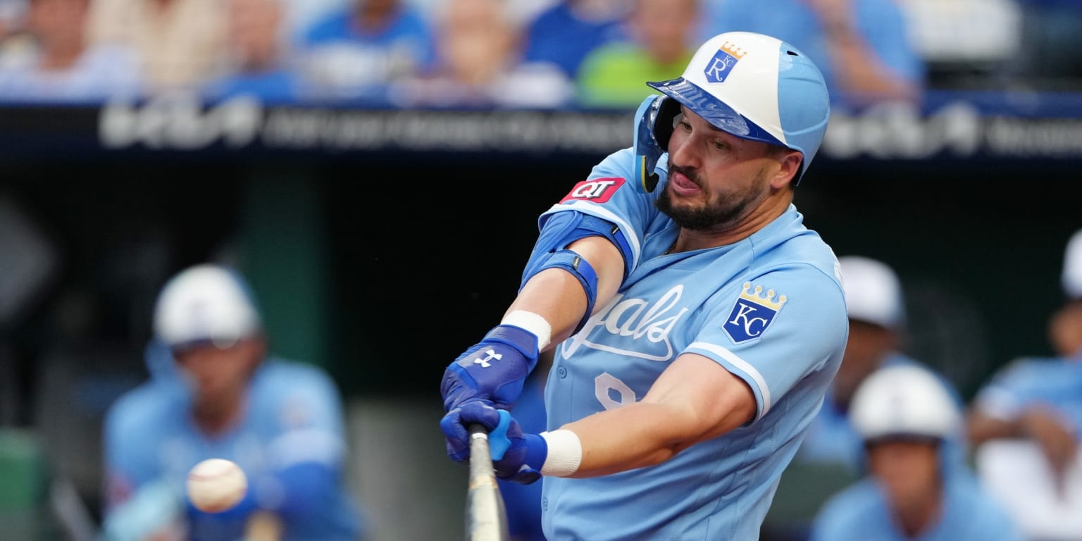 Royals’ Vinnie Pasquantino exits with apparent hamate issue after fifth-inning at-bat vs. Astros