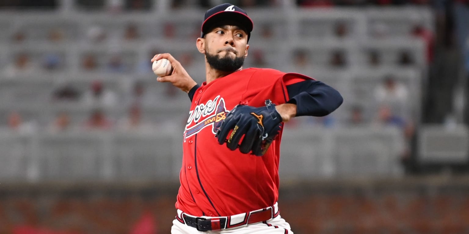 Braves place Robert Suarez on 15-day IL with right forearm tightness, recall Hurston Waldrep