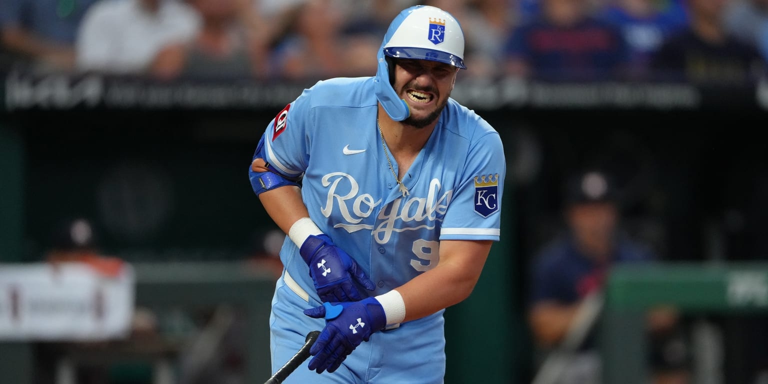 Royals place Vinnie Pasquantino on IL with fractured hamate bone, recall John Rave