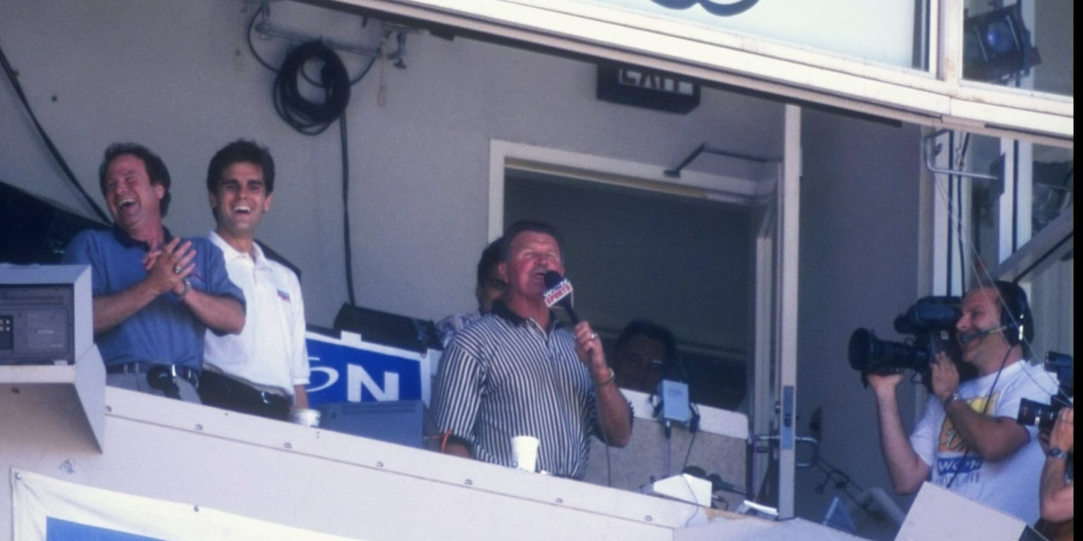 Mike Ditka remembered for a famous 7th-inning stretch, and a Hall of Fame legacy that changed Chicago sports