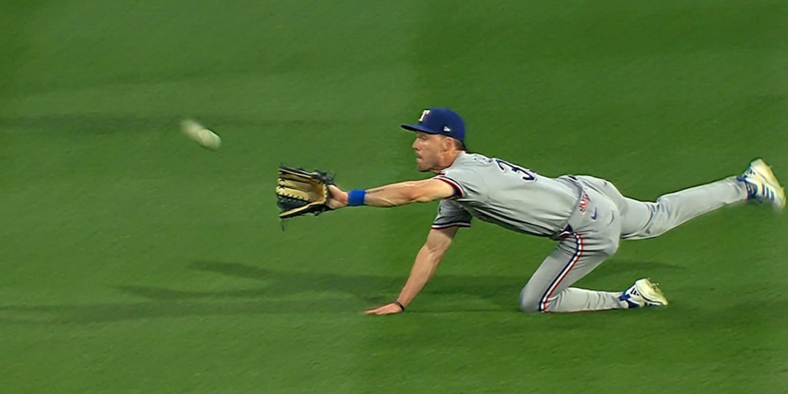 Evan Carter robs a dying liner, then leaves with right oblique soreness after diving catch