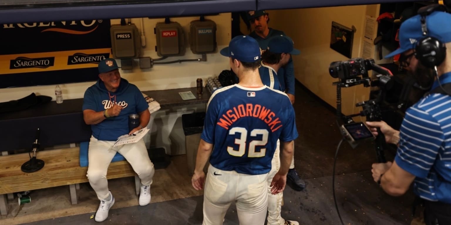 Brewers manager Pat Murphy managed from his office after hip flare-up, MLB says