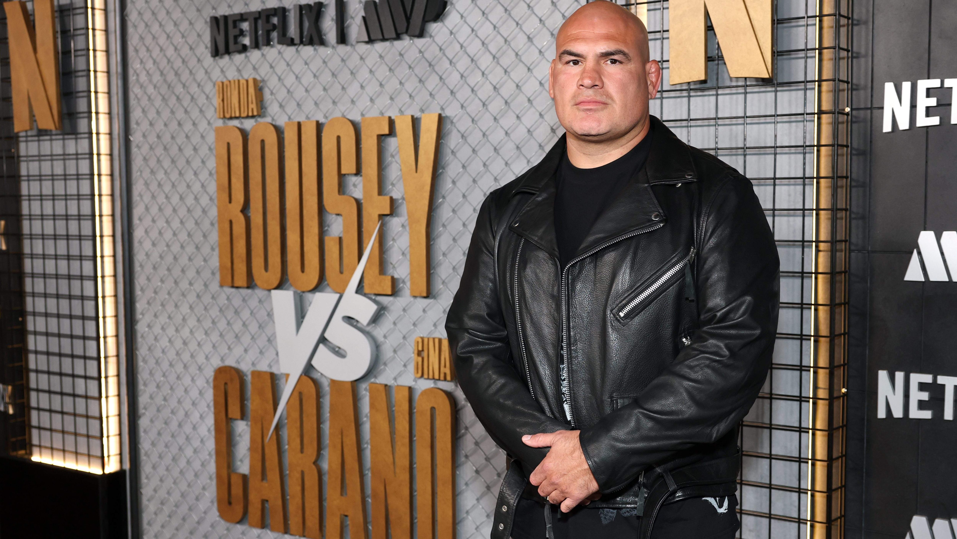 Cain Velasquez works with Alex Pereira on wrestling as UFC 335 nears