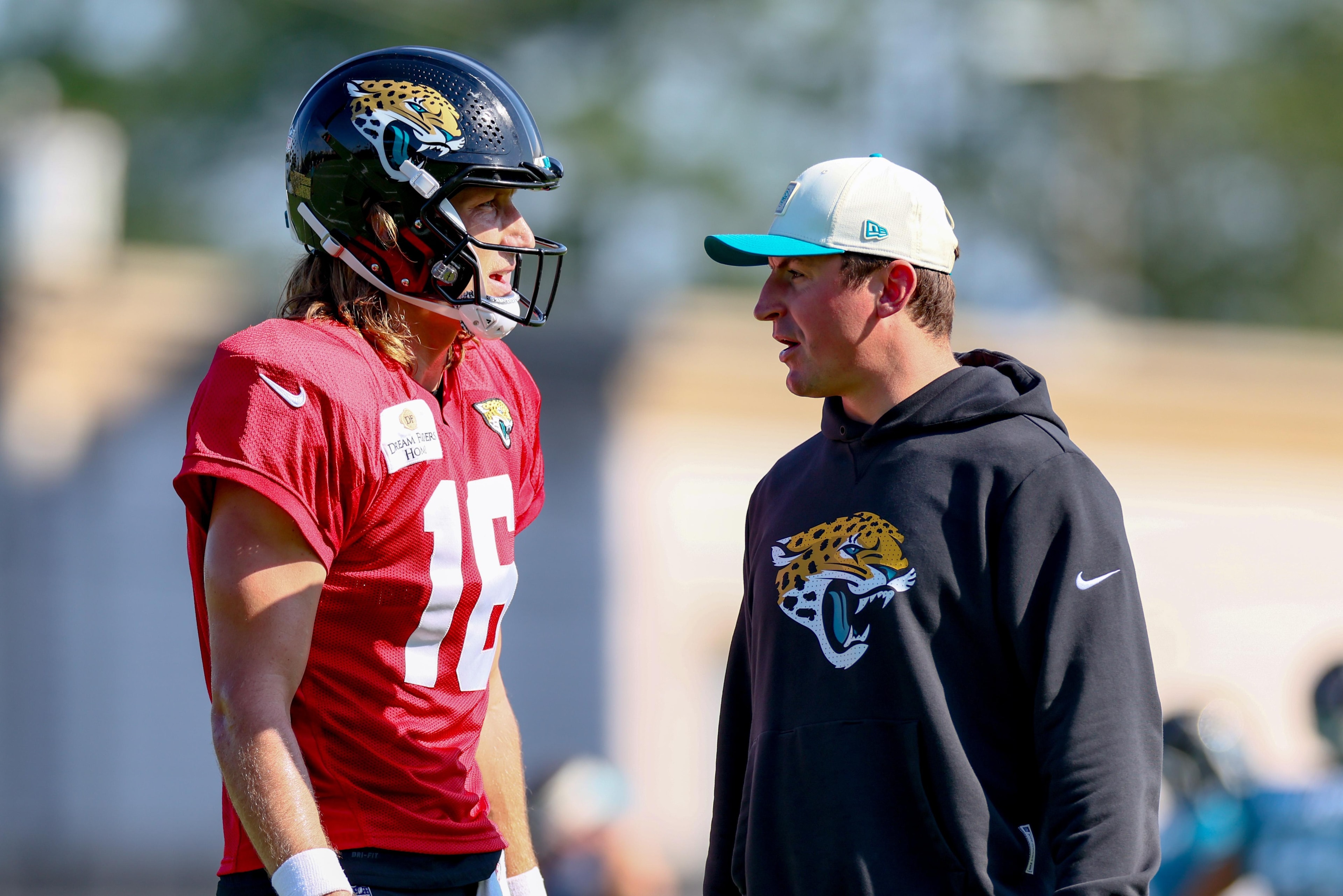 Trevor Lawrence works to sharpen off-schedule scramble feel at Jaguars training camp