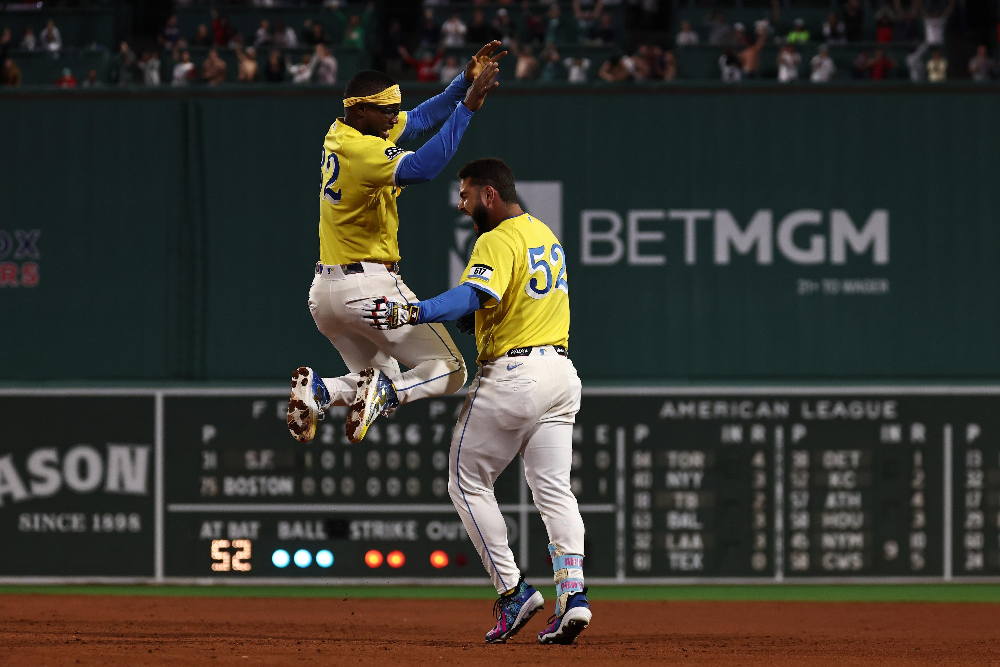 Red Sox edge Giants 3-2 in late-inning thriller at Fenway in City Connect yellow