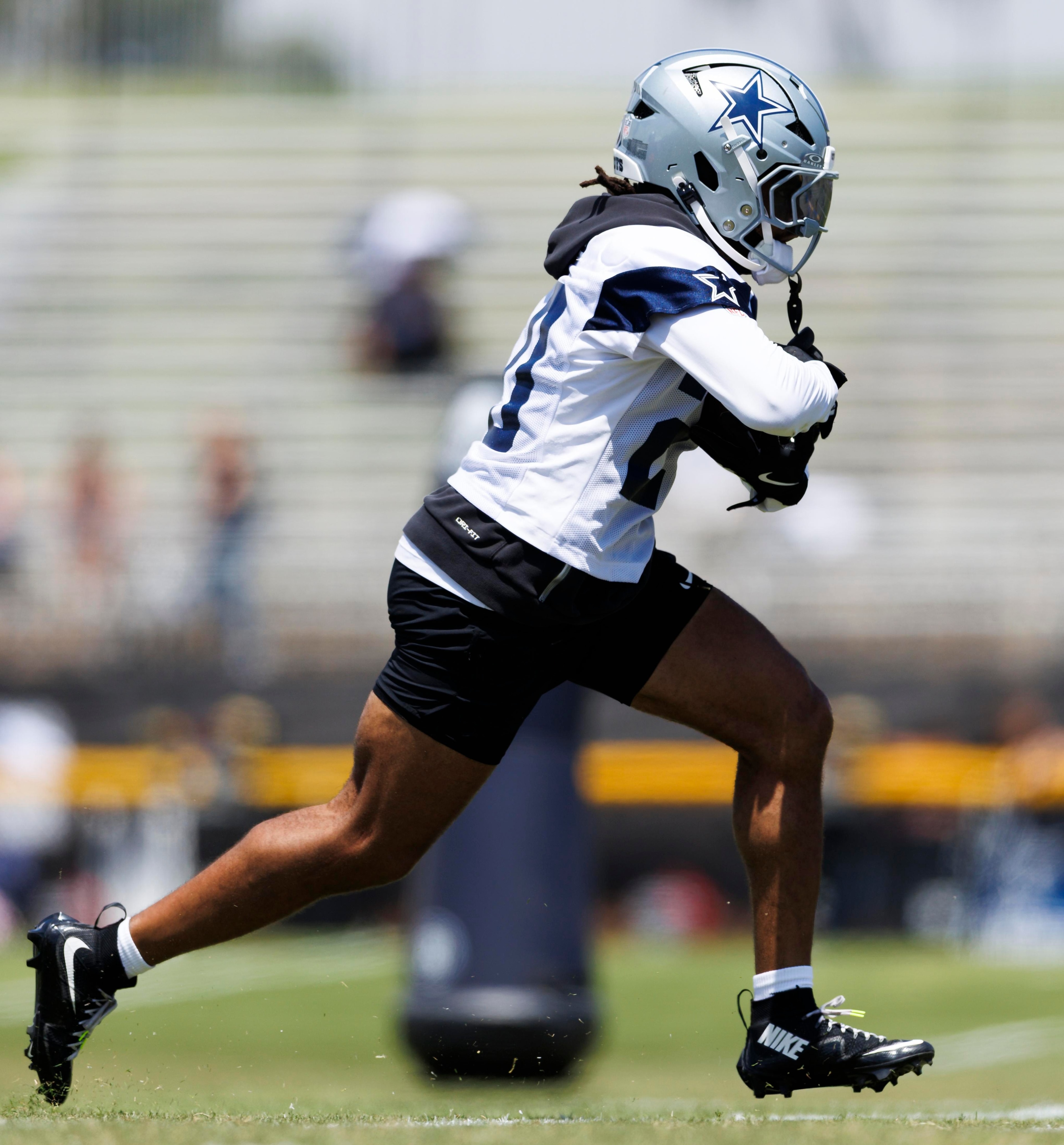 Von Miller joins the Cowboys as Dallas keeps developing its backfield competition