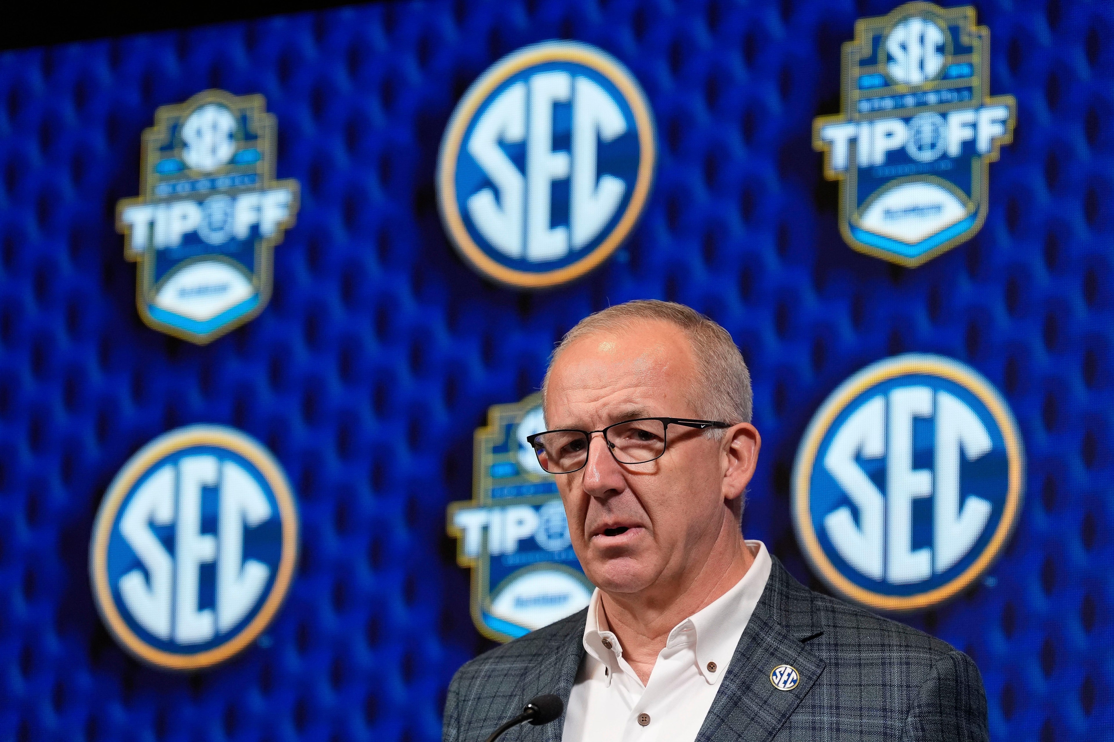 Report: SEC is considering restoring an older transfer policy, a move that could reshape college rosters again
