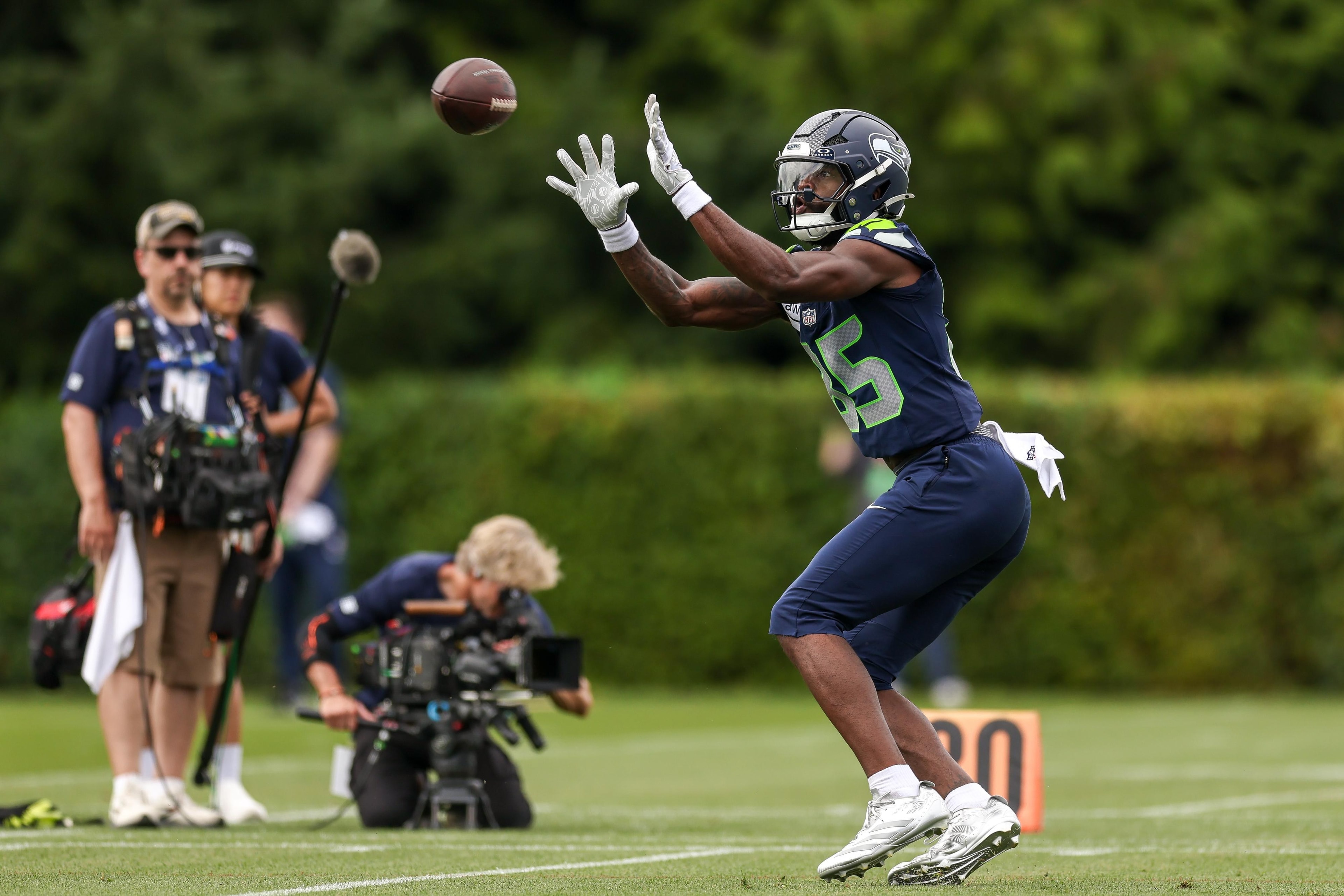 Seahawks activate special teams ace Irv Charles ahead of key road trip to Broncos
