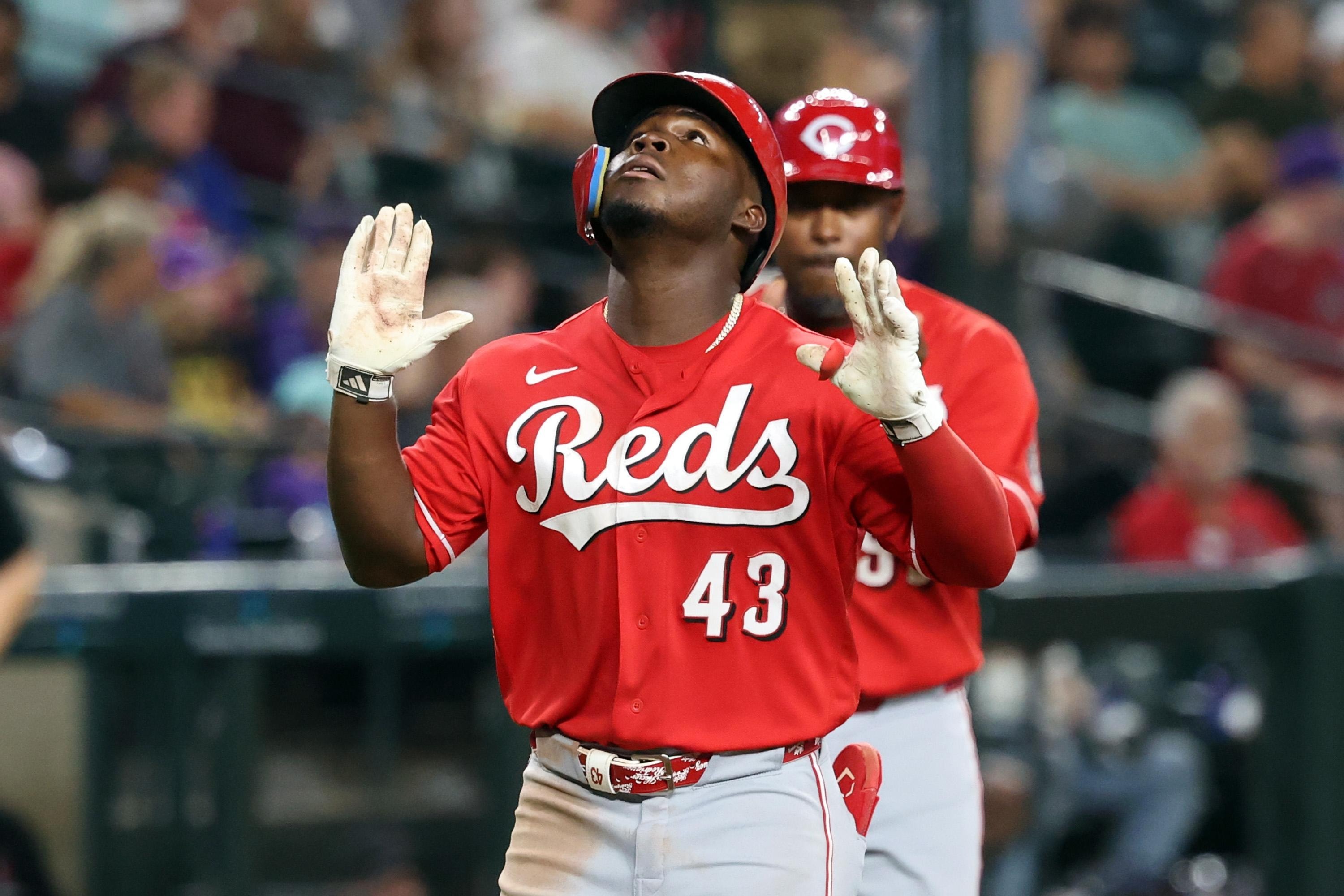 Reds score early for once, then unleash a 7-run 9th to top Giants 10-9