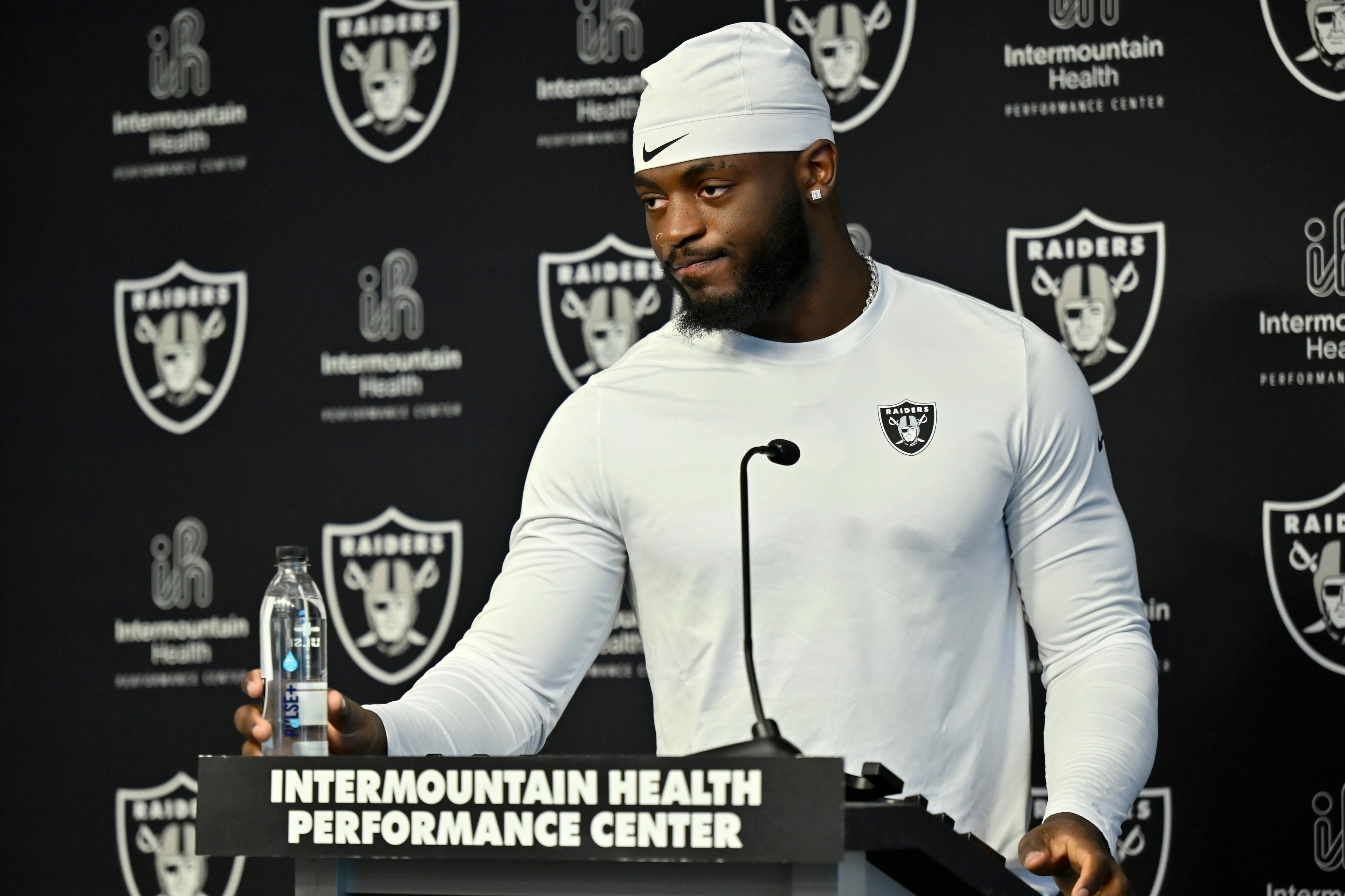 Raiders rookie pass-rusher Keyron Crawford carted off after injury during preseason action