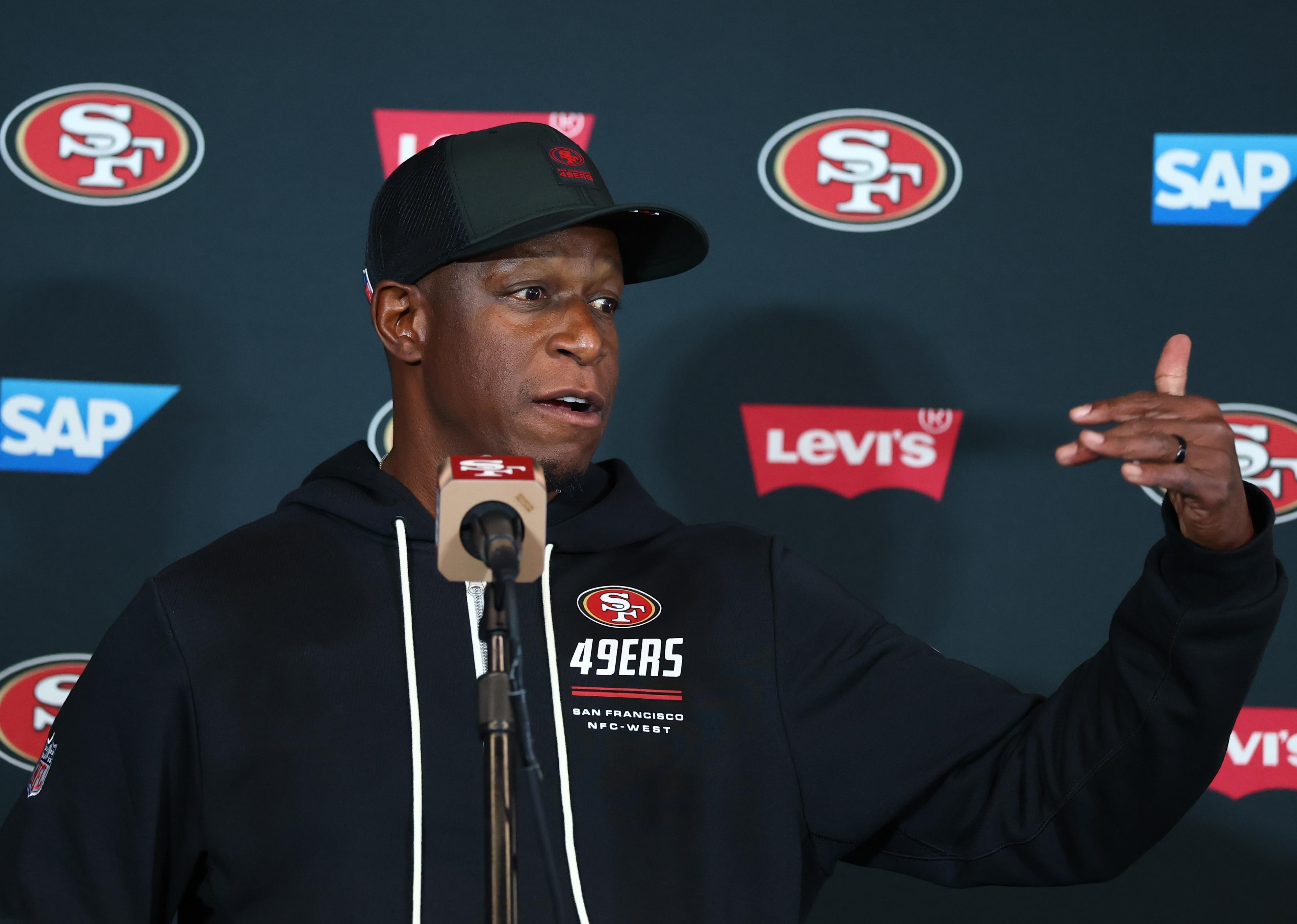 Shanahan highlights Raheem Morris’s steadiness as 49ers’ defensive identity firms up