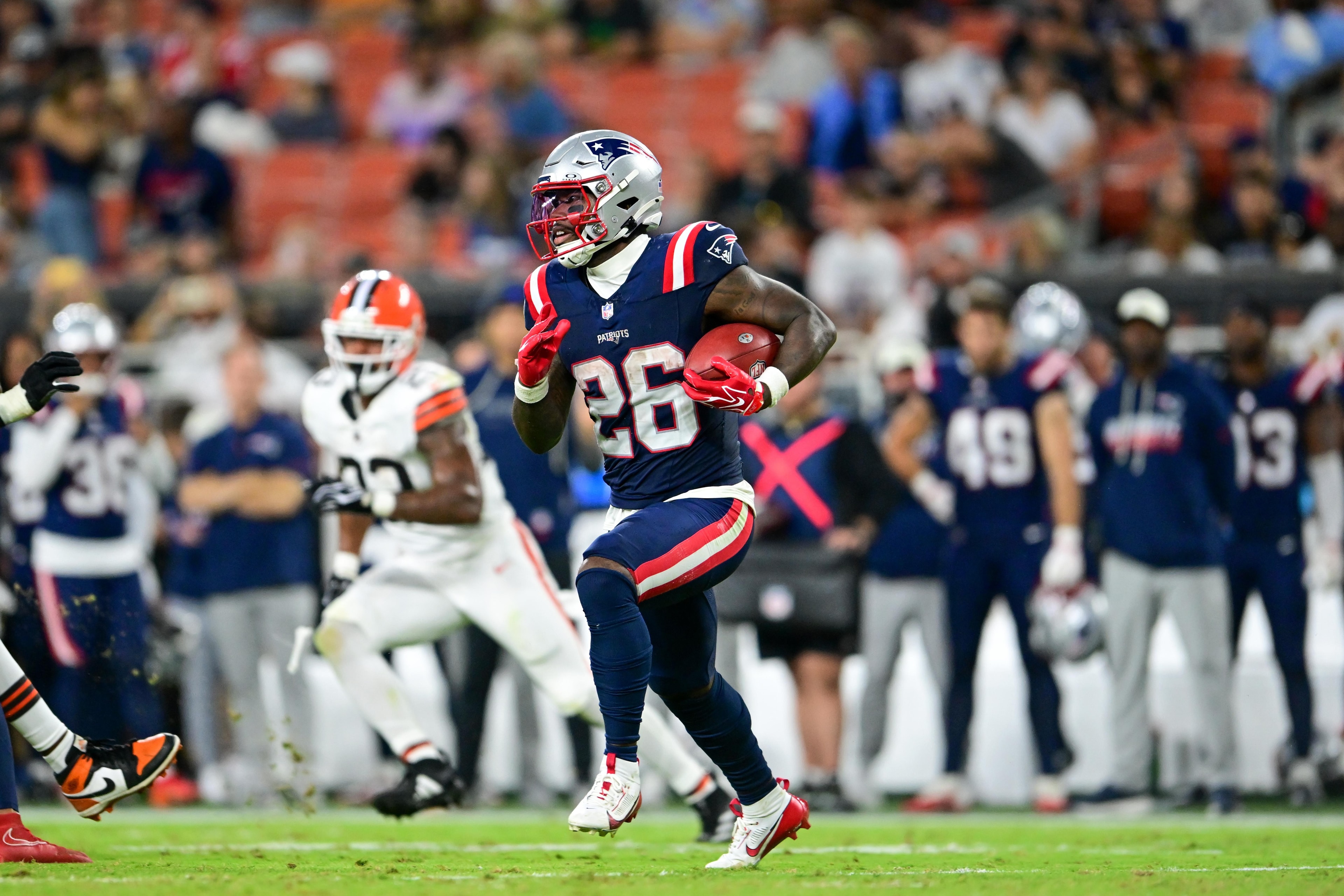 Patriots add Hassan Haskins to running back depth, sign D’Shawn Jamison to practice squad