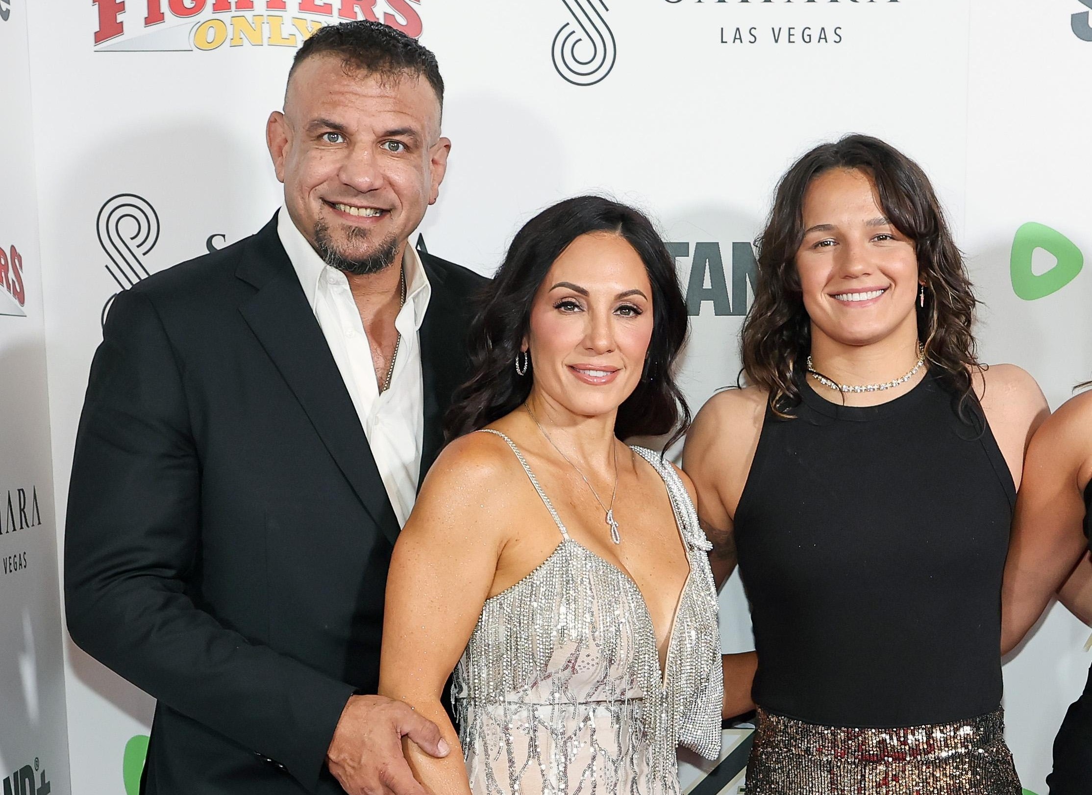 Bella Mir’s mother defends her daughter after Contender Series loss to Alex Apodaca, sparking backlash