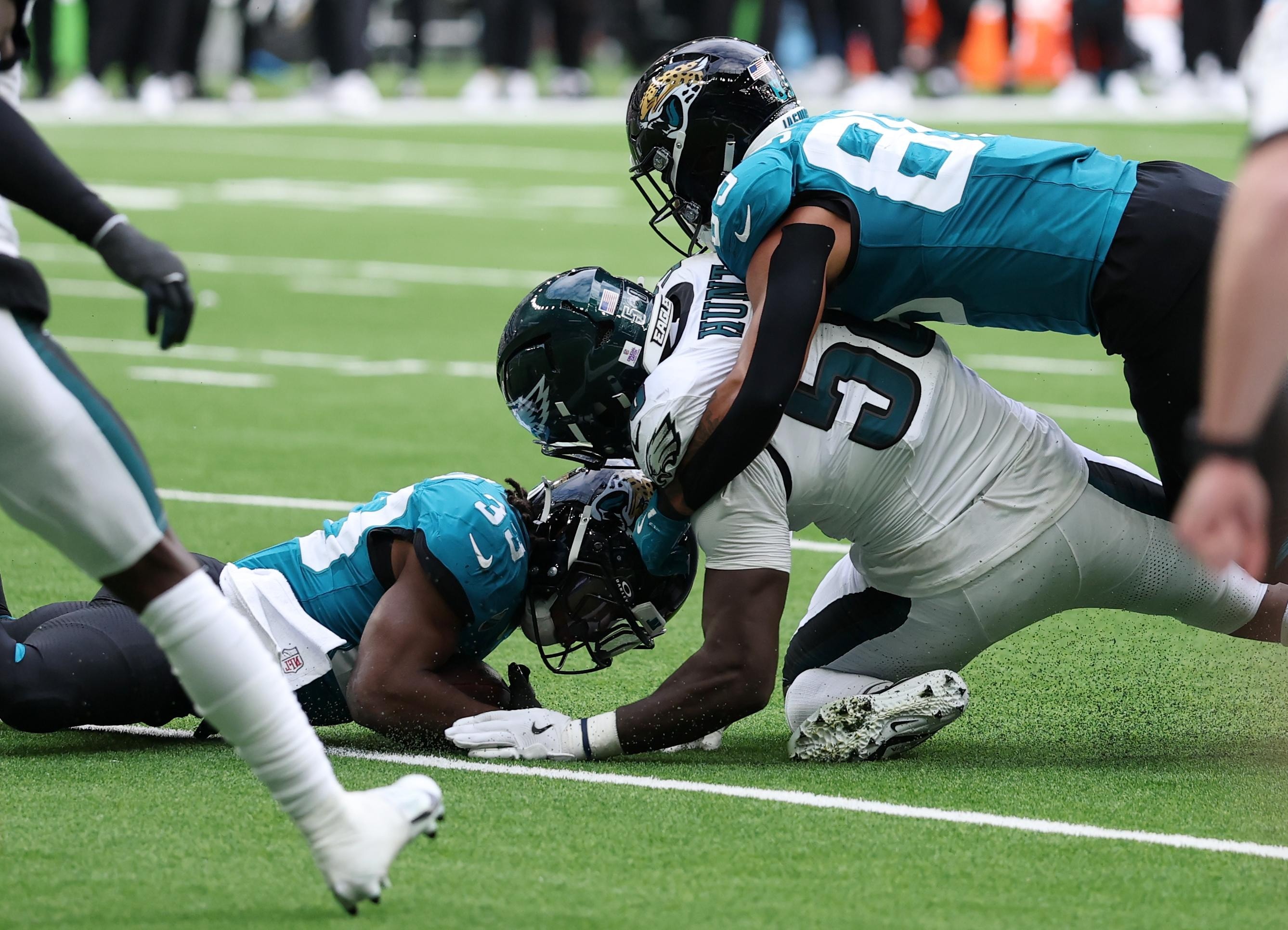 Jalyx Hunt leaves Eagles game with lower left leg injury after ankle-area impact