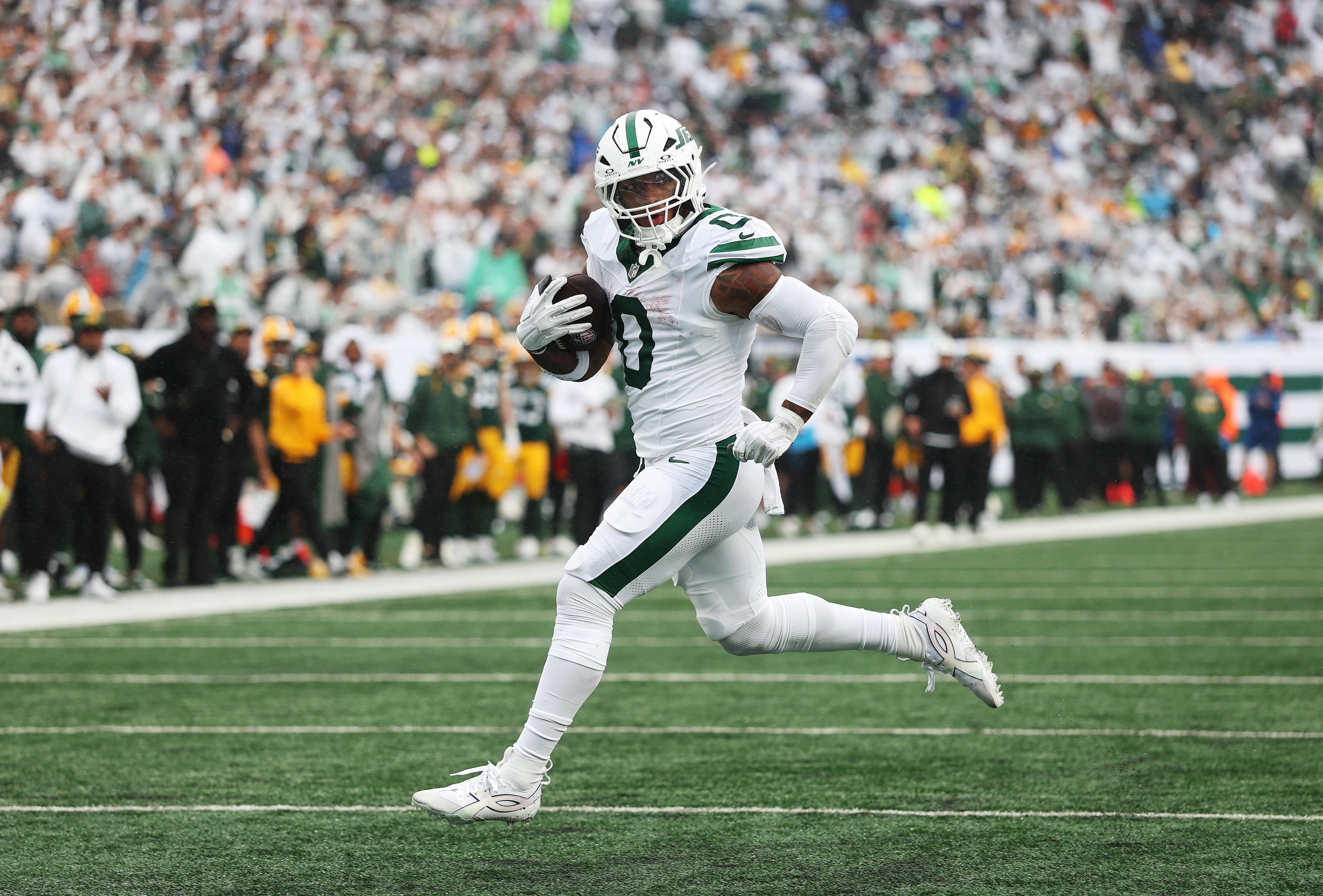 Jets vs. Browns gets a twist: Yahoo Sports hands out a pre-game “ball” instead of a post-game one