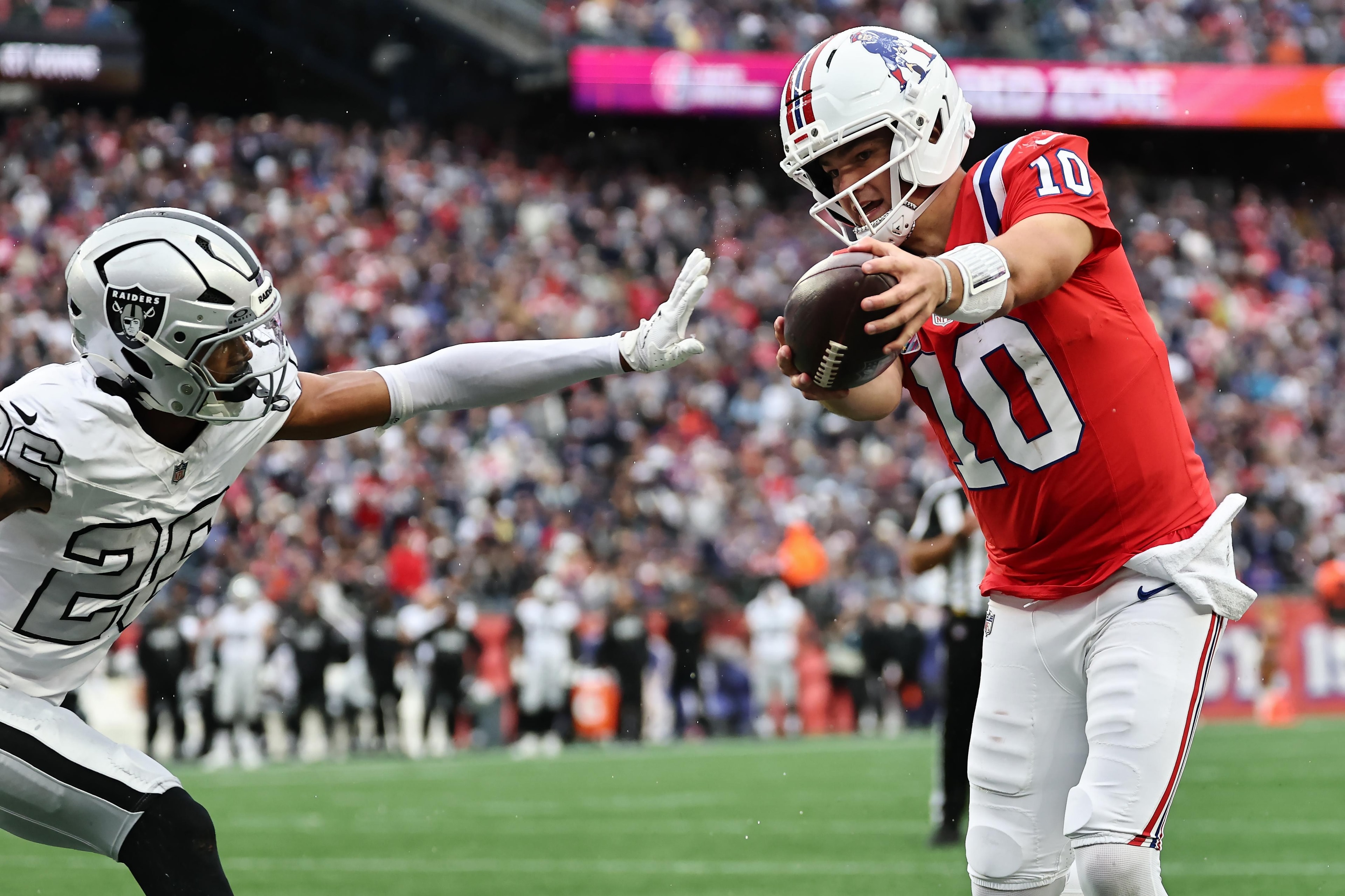 Patriots dominate from start to finish, rout Raiders 45-17