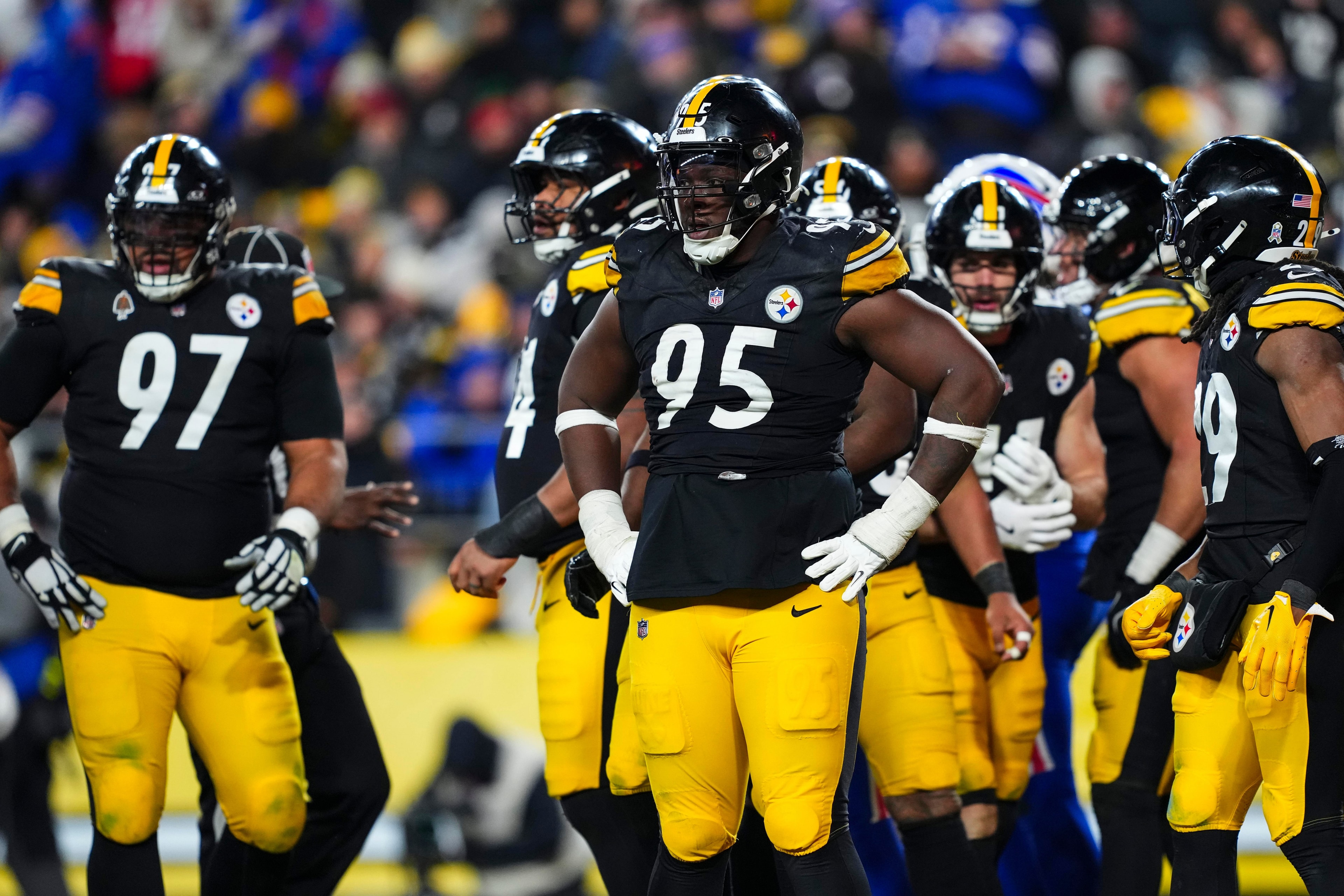 Keeanu Benton signs four-year, $72 million extension with the Steelers