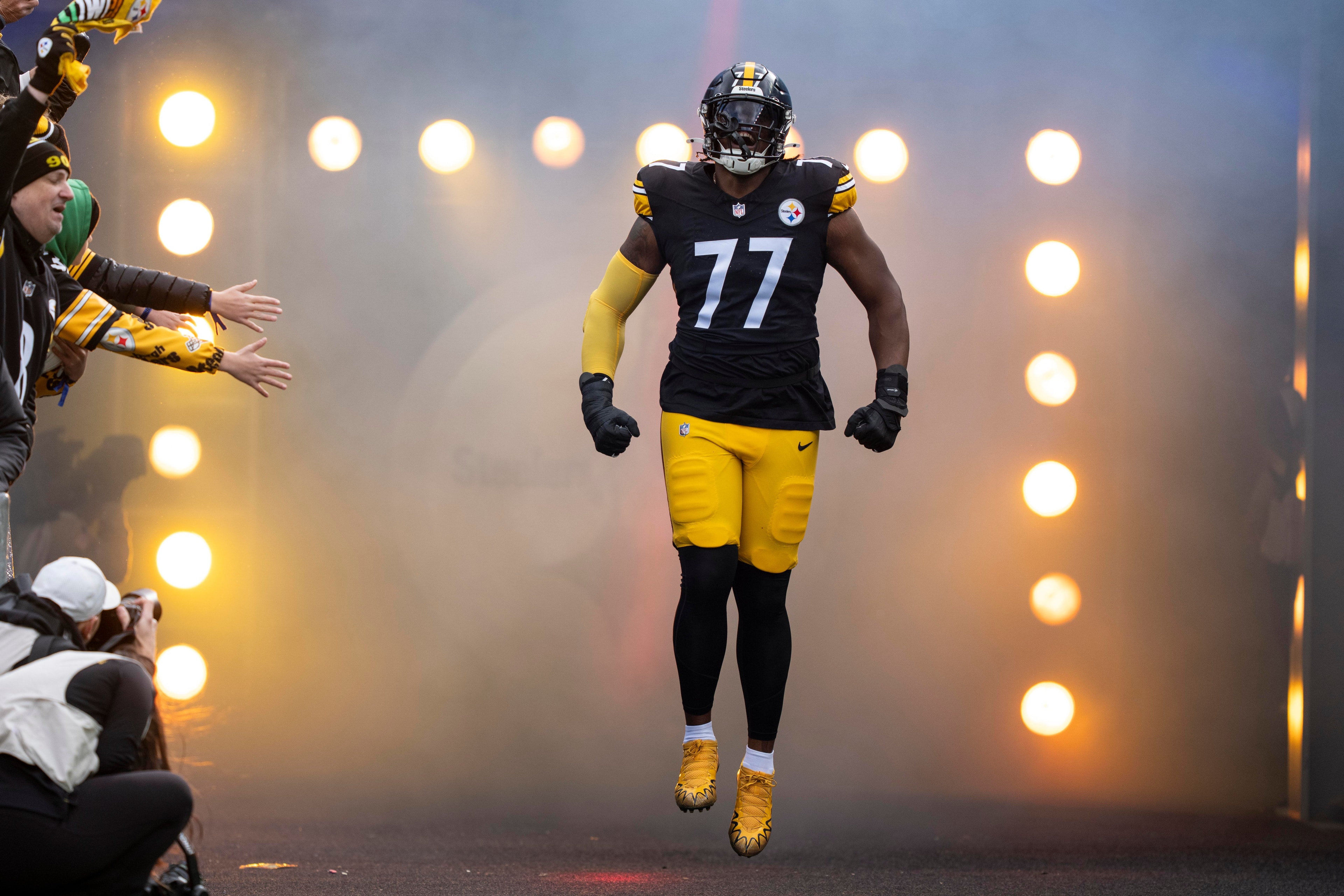 Cowboys acquire OT help in trade with Steelers for Broderick Jones
