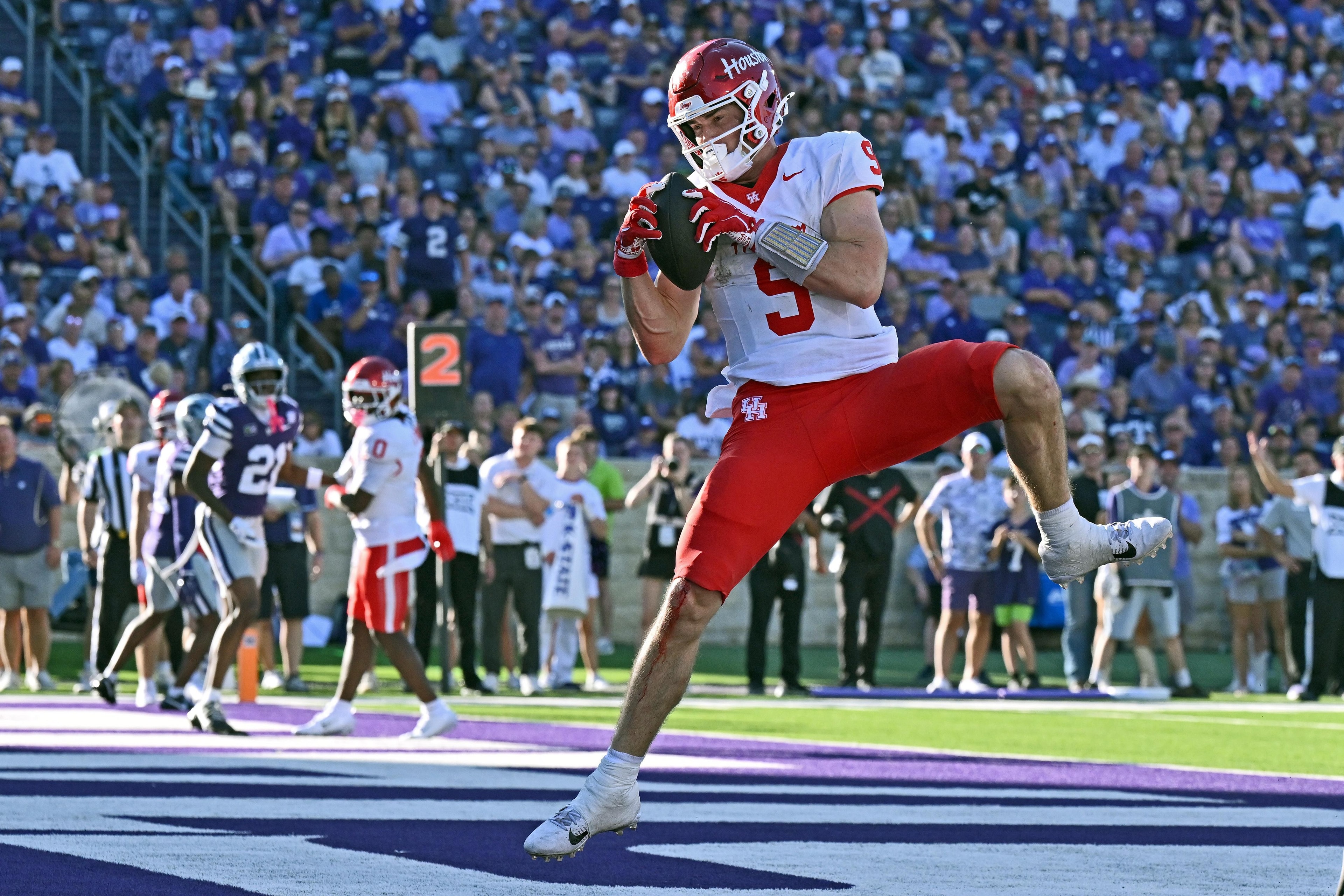 Overmyer’s 4 touchdown tight-end display powers Houston past Kansas State, 35-16