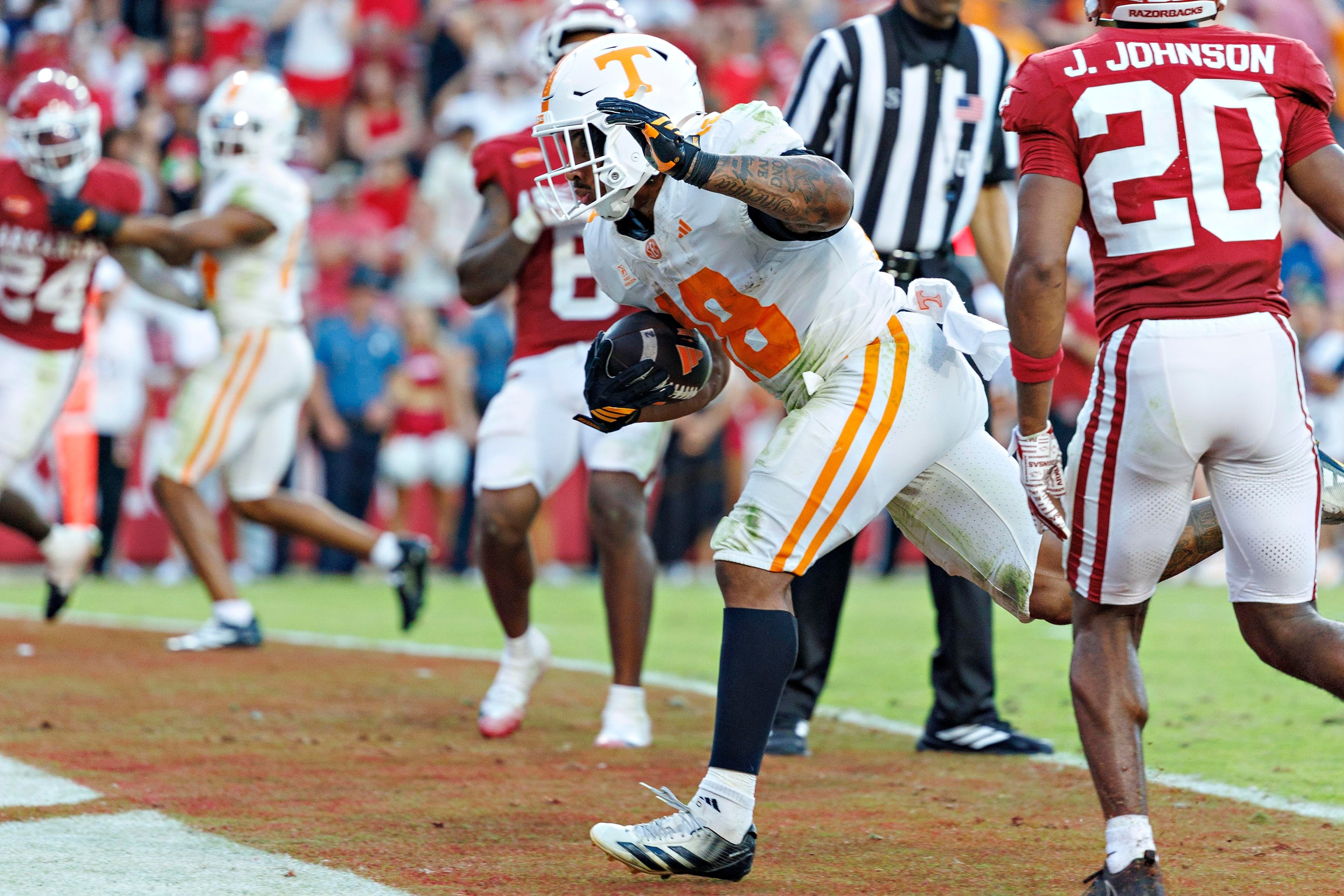 Tennessee survives late surge to beat Arkansas 24-17 in Fayetteville